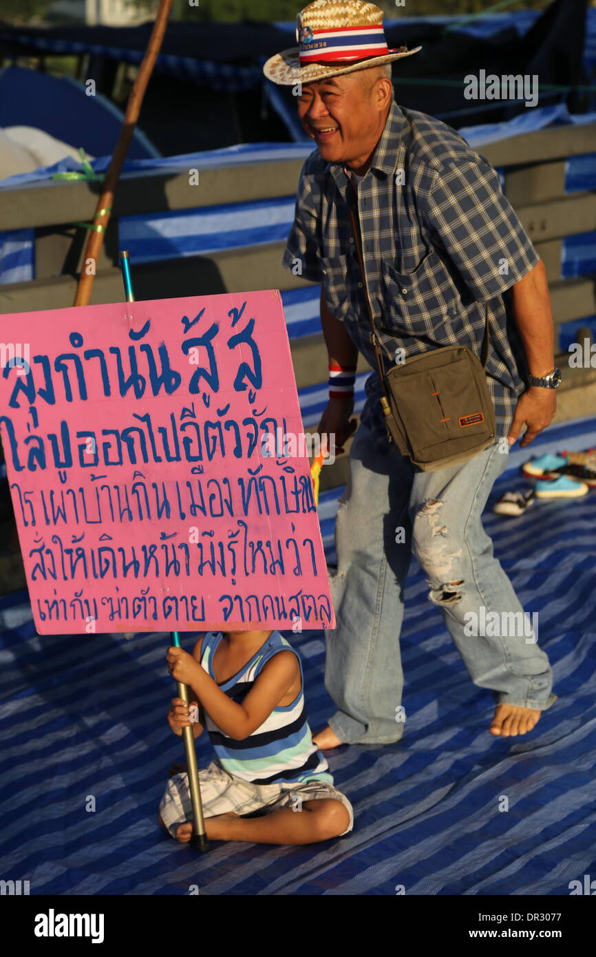 Bangkok, Thailandia . 18 gennaio, 2014. Uno dei più singolari della protesta 7 posizione è su Rama VIII ponte che attraversa il Fiume Chaophraya. Normalmente riempito con il traffico è stato convertito in campeggio con fantastici panorami e intrattenimento dal vivo. Decine di migliaia di manifestanti hanno sconvolto il traffico presso i principali incroci e hanno marciato su uffici governativi in Thailandia del grande e frenetica città capitale di questa settimana. La protesta, soprannominato "Bangkok Shutdown" aveva cominciato lunedì 13 gennaio senza un grave incidente. Credito: Igor Prahin/Alamy Live News Foto Stock