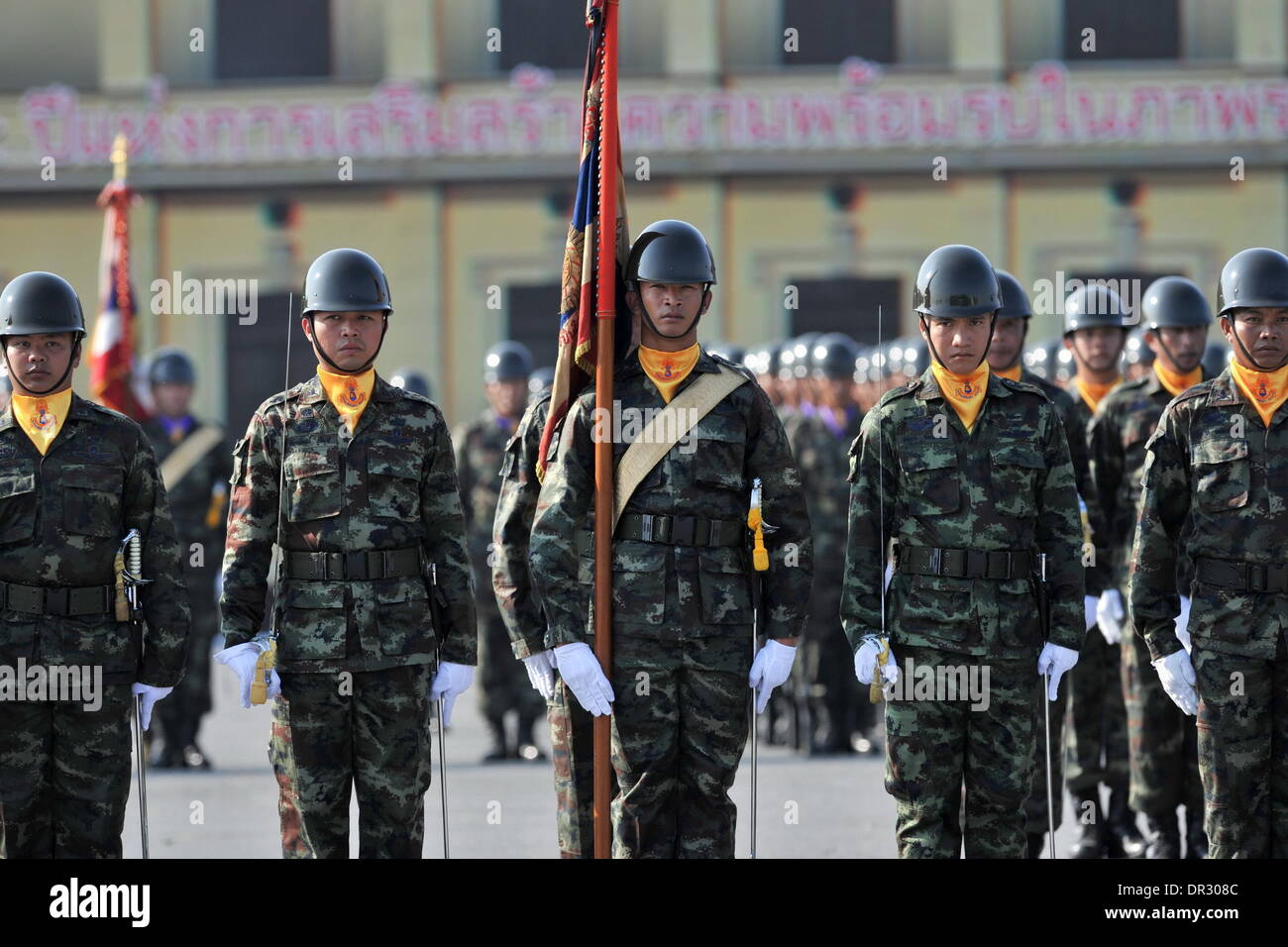 Bangkok, Tailandia. 18 gennaio, 2014. Soldati tailandesi di sfilata durante le celebrazioni della Royal Thai Forze Armate giornata presso una base militare a Bangkok, Thailandia, Gennaio 18, 2014. Credito: Gao Jianjun/Xinhua/Alamy Live News Foto Stock