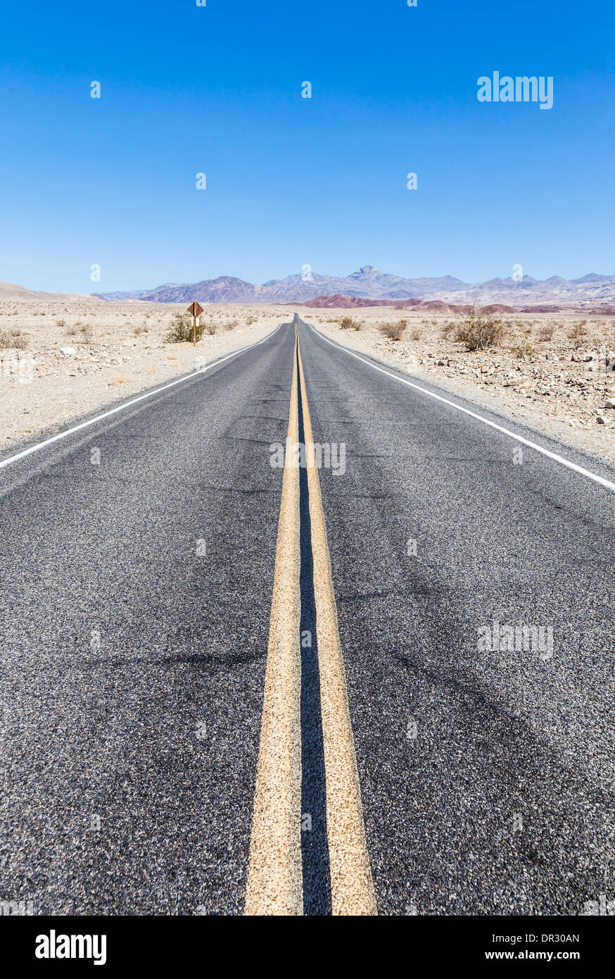 Prospettiva della strada nel mezzo della Valle della Morte del deserto, STATI UNITI D'AMERICA Foto Stock