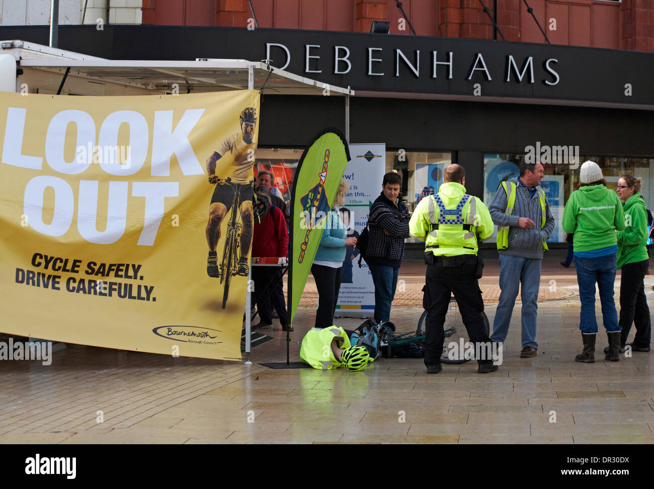 Bournemouth, Regno Unito . 18 gennaio, 2014. Sicurezza del ciclo e la sensibilizzazione evento ha avuto luogo nella piazza di Bournemouth, ricordando gli automobilisti e i ciclisti a 'Look Out' per ogni altro e fa parte del Consiglio di Bournemouth ottenere circa il programma del viaggio; il suo scopo è quello di promuovere la sicurezza del ciclo incoraggiando gli utenti della strada per il rispetto reciproco dei bisogni. Pubblico potrebbe ricevere informazioni sui miglioramenti in bicicletta e ciclismo urbano corsi di formazione professionale, testare le loro reazioni, ascoltate circa il codice della strada, consigli di sicurezza e vedere le dimostrazioni della importanza di indossare un casco del ciclo. Credito: Carolyn Jenkins/Alamy Live News Foto Stock