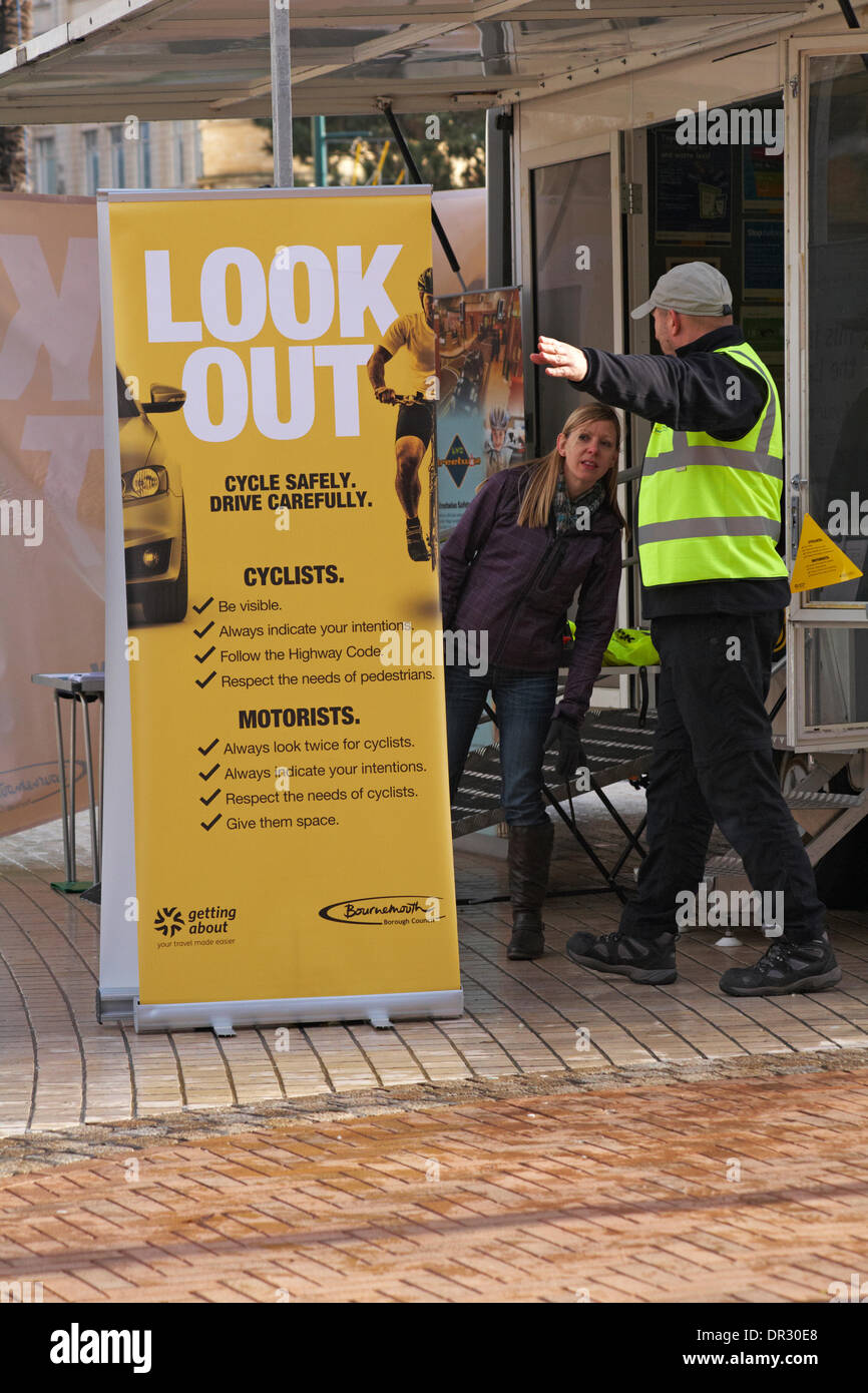 Bournemouth, Regno Unito . 18 gennaio, 2014. Sicurezza del ciclo e la sensibilizzazione evento ha avuto luogo nella piazza di Bournemouth, ricordando gli automobilisti e i ciclisti a 'Look Out' per ogni altro e fa parte del Consiglio di Bournemouth ottenere circa il programma del viaggio; il suo scopo è quello di promuovere la sicurezza del ciclo incoraggiando gli utenti della strada per il rispetto reciproco dei bisogni. Pubblico potrebbe ricevere informazioni sui miglioramenti in bicicletta e ciclismo urbano corsi di formazione professionale, testare le loro reazioni, ascoltate circa il codice della strada, consigli di sicurezza e vedere le dimostrazioni della importanza di indossare un casco del ciclo. Credito: Carolyn Jenkins/Alamy Live News Foto Stock