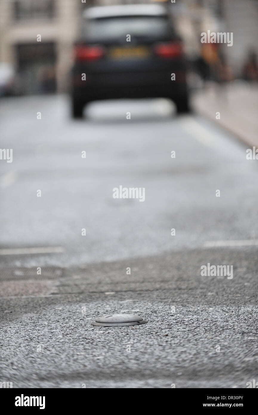 Westminster, Londra, Regno Unito. 18 gennaio 2014. Una macchina parcheggiata vicino a uno del nuovo parcheggio bay sensori essendo installato dal consiglio di Westminster. Credito: Matteo Chattle/Alamy Live News Foto Stock