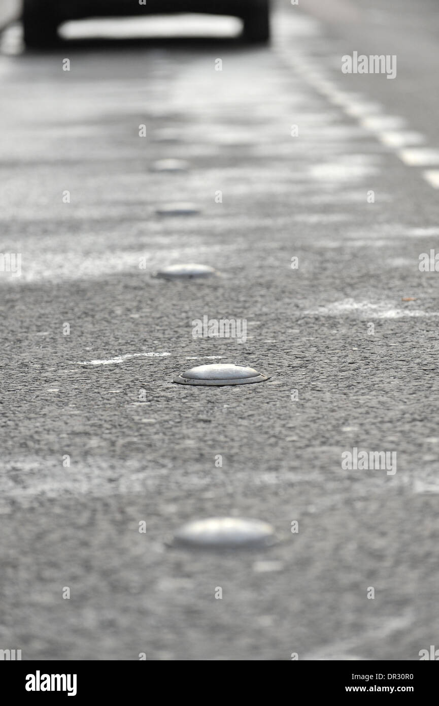 Westminster, Londra, Regno Unito. 18 gennaio 2014. Una macchina parcheggiata vicino a uno del nuovo parcheggio bay sensori essendo installato dal consiglio di Westminster. Credito: Matteo Chattle/Alamy Live News Foto Stock