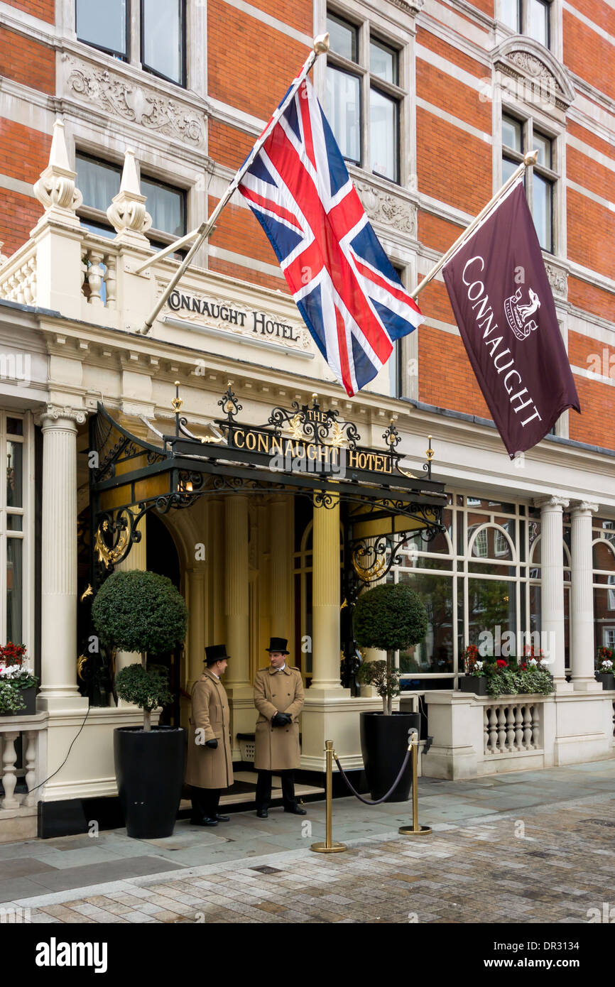 Portiere al di fuori del prestigioso Hotel Connaught, Mayfair, Londra Foto Stock