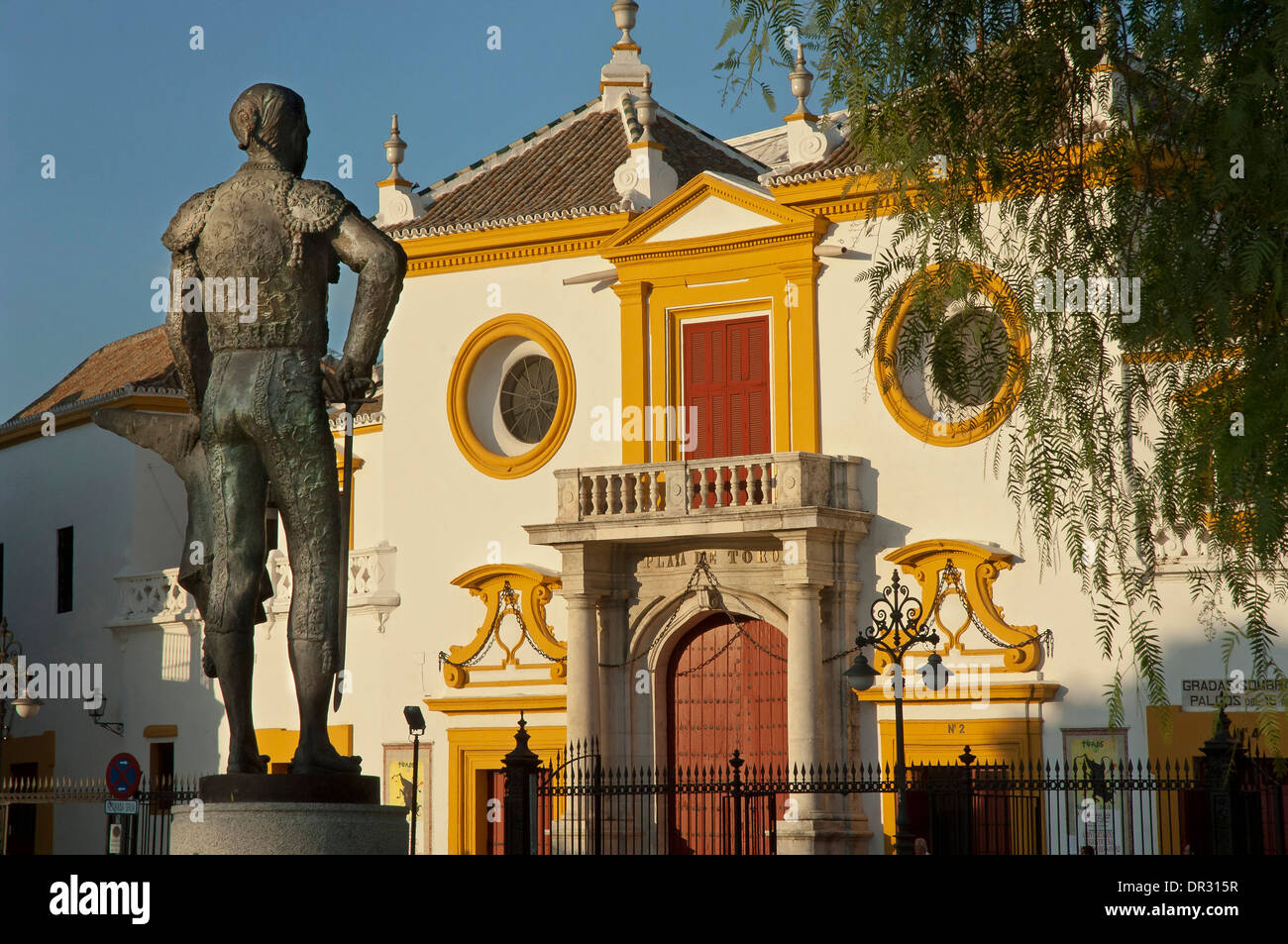 La Maestranza bullring e statua del torero Pepe Luis Vazquez, Siviglia, regione dell'Andalusia, Spagna, Europa Foto Stock