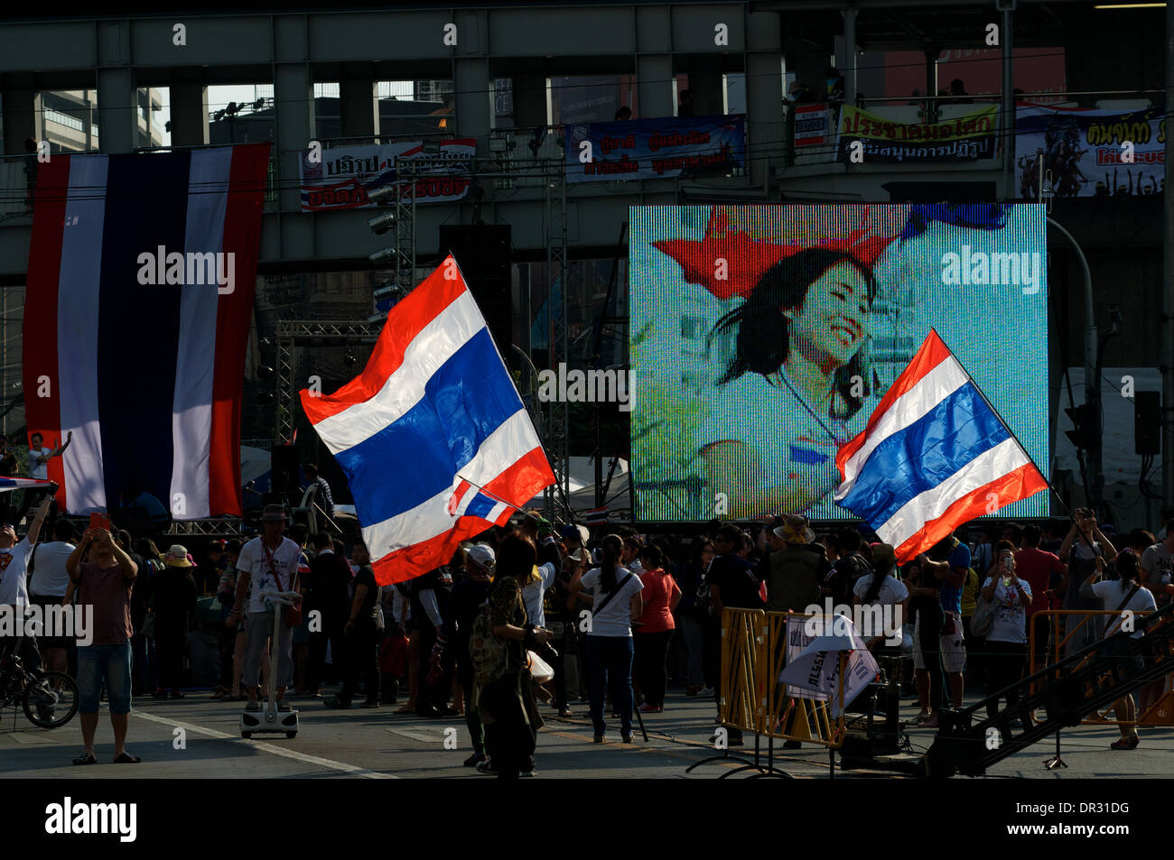 Bangkok, Tailandia. Gennaio 18th, 2014. Anti-contestatori del governo tailandese di onda bandiere nazionali in una palese display del nazionalismo. Dopo un micidiale attentato al venerdì a Bangkok, migliaia di manifestanti sono scesi in piazza per chiedere le dimissioni del Primo ministro tailandese Yingluck Shinawatra. 'Shutdown Bangkok' è organizzato dal popolo della riforma democratica Comitato (PDRC). Credito: Kraig Lieb / Alamy Live News Foto Stock