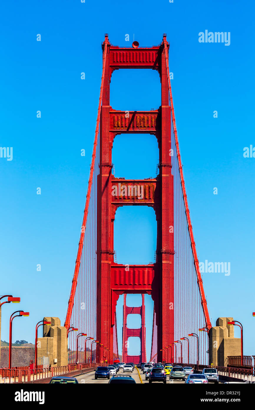 Golden Gate Bridge il traffico in San Francisco California USA Foto Stock