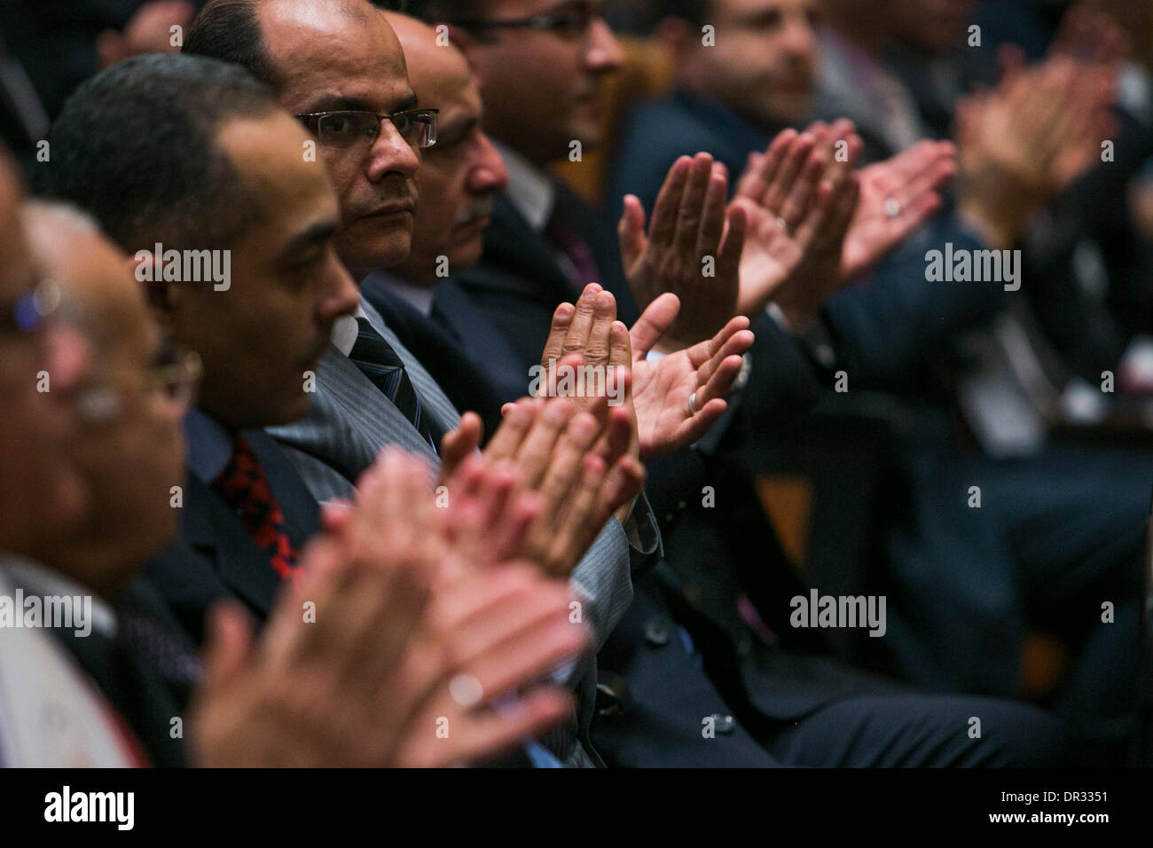 Il Cairo, Egitto. 18 gennaio, 2014. Persone applausi l approvazione della nuova costituzione durante una conferenza stampa tenutasi a Il Cairo, Egitto, a gennaio 18, 2014. Gli elettori egiziano approvato a stragrande maggioranza il paese della nuova costituzione da 98,1 per cento di voti dicendo "sì" per il sostegno dei militari, carta alta commissione elettorale (HEC) ufficialmente dichiarato nella conferenza stampa Sabato, rilevando che l'affluenza alle urne è stata del 38,6%. Credito: Xinhua/Alamy Live News Foto Stock