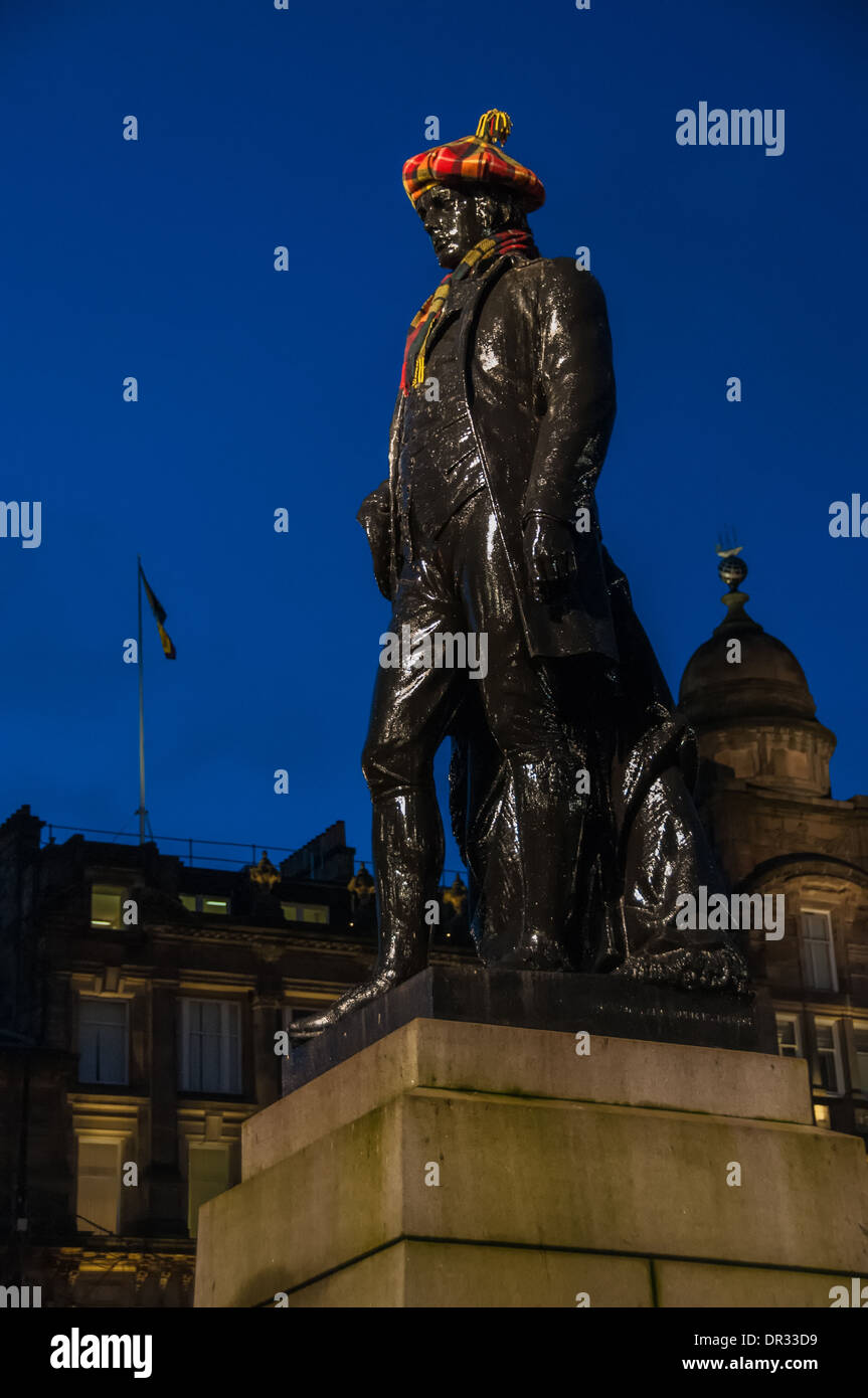La statua di Robert Burns poeta Scozzese in George Square Glasgow vestito per le ustioni annuale celebrazione della notte in gennaio Foto Stock