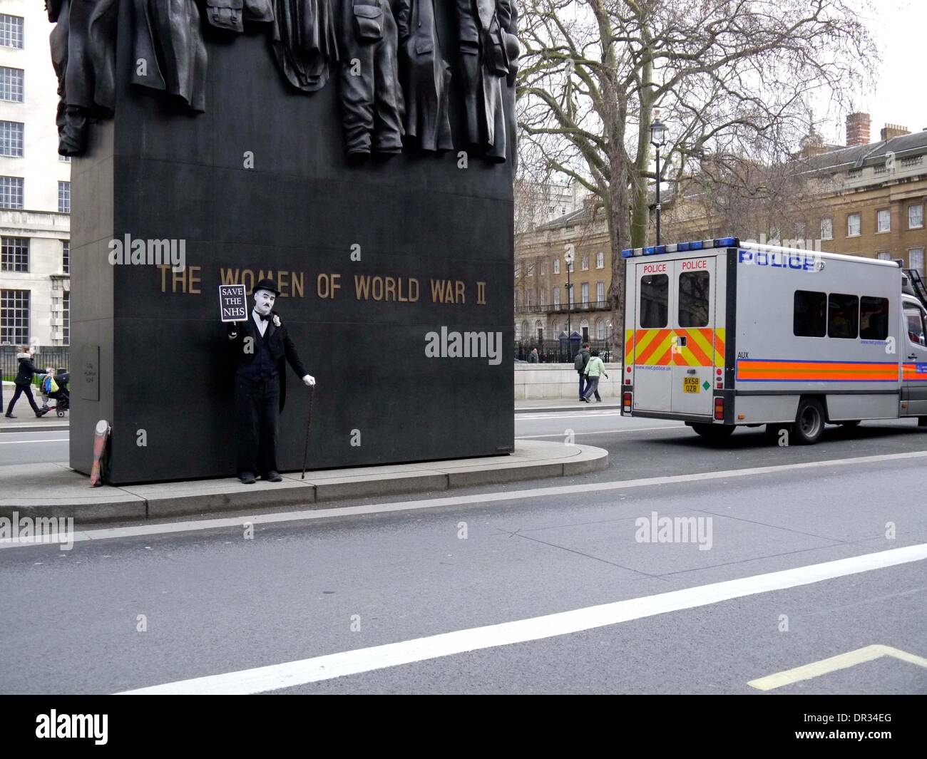 Londra, UK . 18 gennaio, 2014. Charlie Cappellano protestando circa il NHS al di fuori di Downing Street. La targhetta legge 'Salva il NHS'. Credito: Matthew Woodward/Alamy Live News Foto Stock