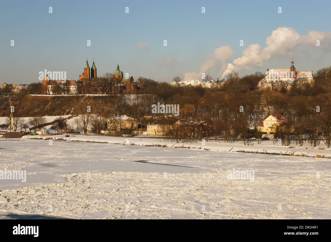 Congelati fiume Vistola nel Plock Polonia. Vista della cattedrale di Plock e Tum hill, (Wzgórze Tumskie). Foto Stock