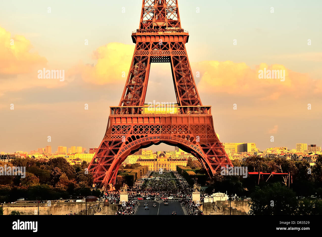 Un primo piano della Torre Eiffel su Pont d'lena al tramonto. Foto Stock