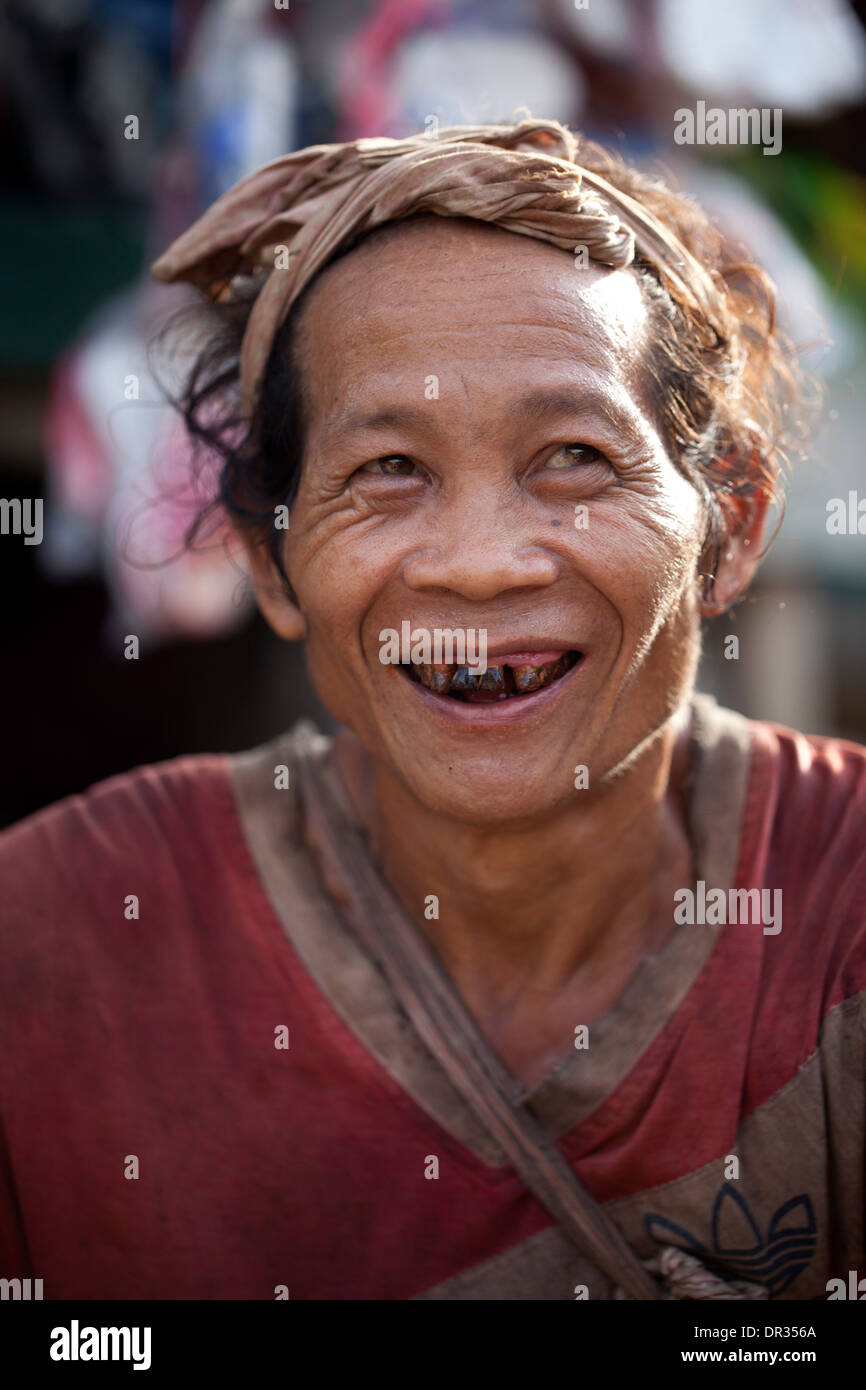 Un Hanunoo Mangyan man a un mercato Mangyan vicino Mansalay, Oriental Mindoro, Filippine. Foto Stock