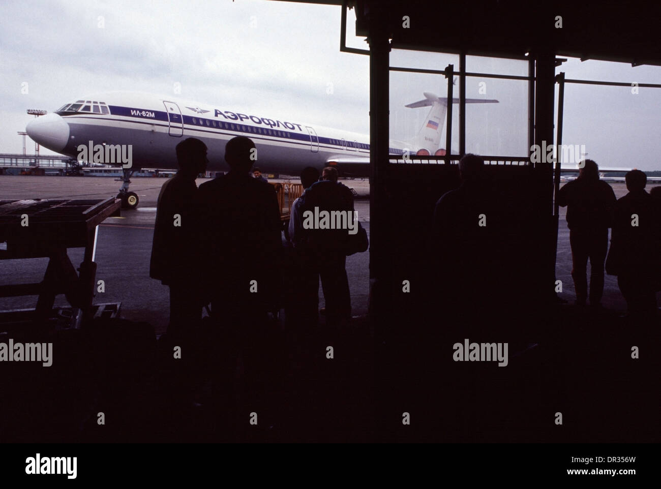 Aeroflot attendere i passeggeri a bordo di un'era sovietica Ilyushin Il-62M aereo di linea a Izhevsk aeroporto in Russia. Foto Stock