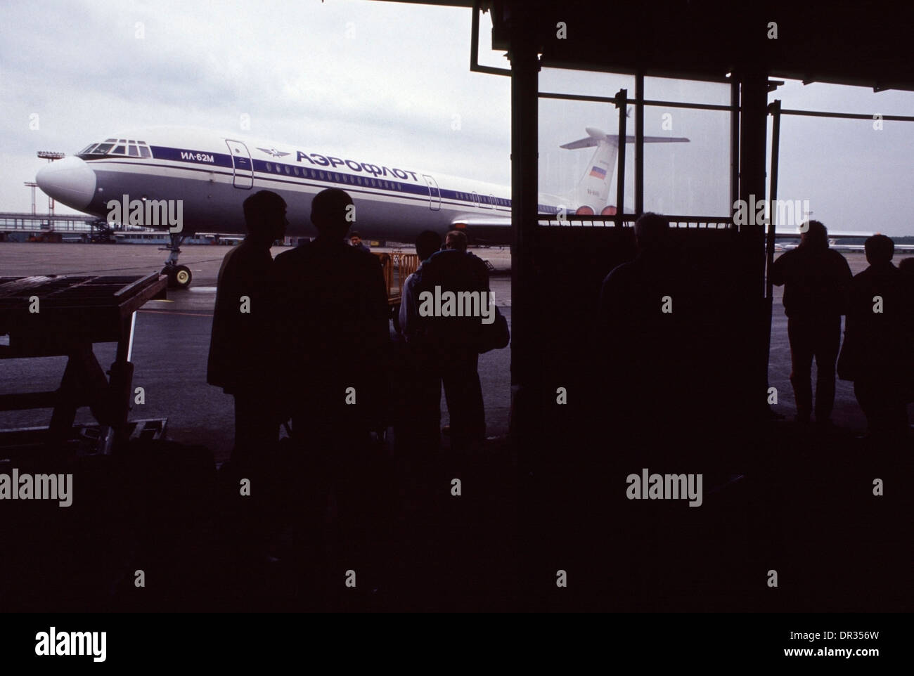 Aeroflot attendere i passeggeri a bordo di un'era sovietica Ilyushin Il-62M aereo di linea a Izhevsk aeroporto in Russia. Foto Stock