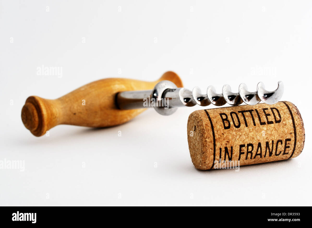 Vintage vecchio cavatappi e tappo per bottiglia di vino con iscrizione imbottigliato in Francia Foto Stock