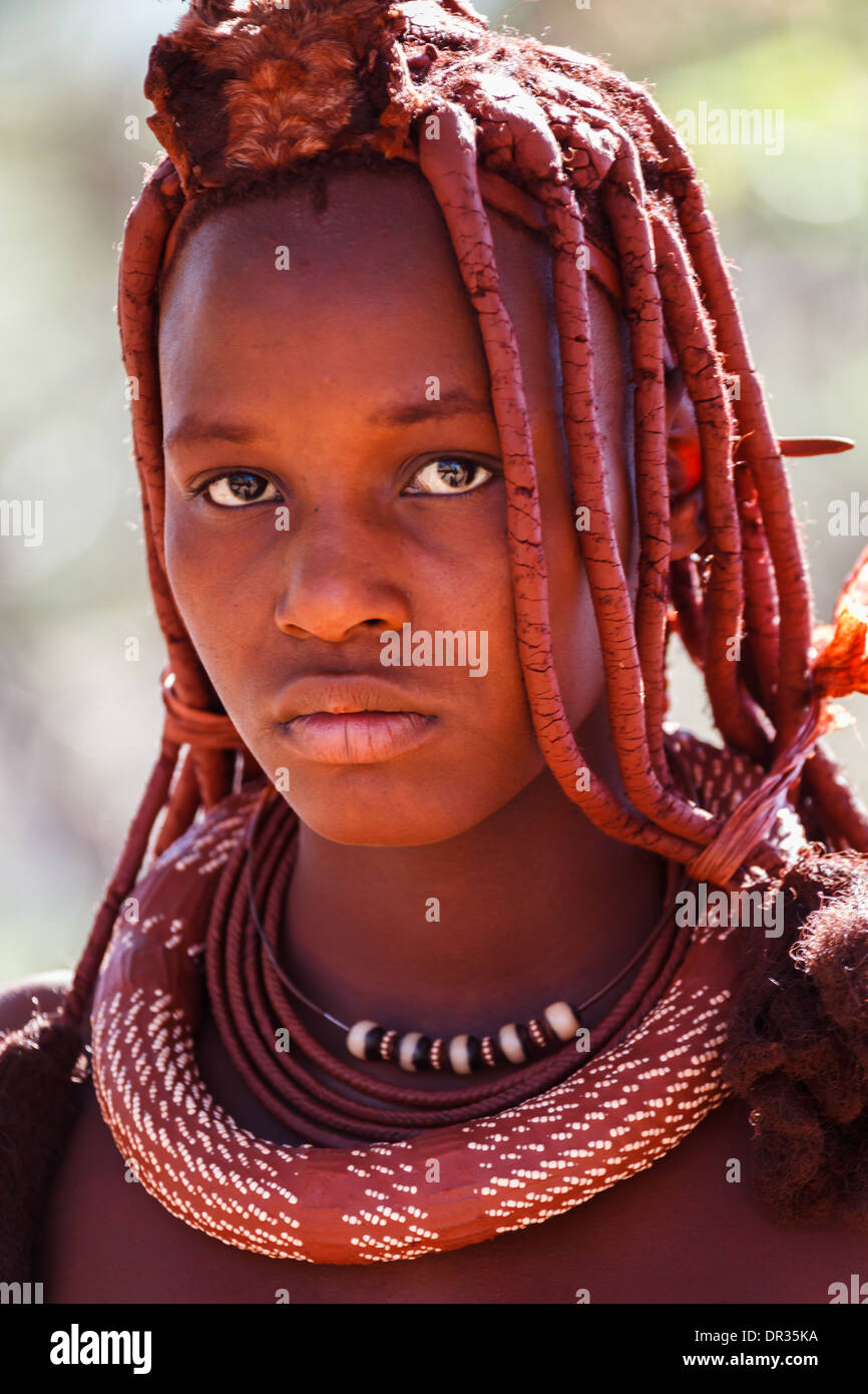 Ritratto della giovane donna Himba in stile tradizionale copricapo e gioielli Foto Stock