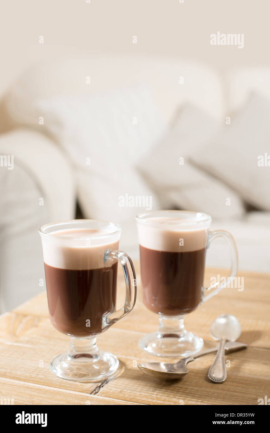 Due caffè irlandese sulla tavola in soggiorno Foto Stock