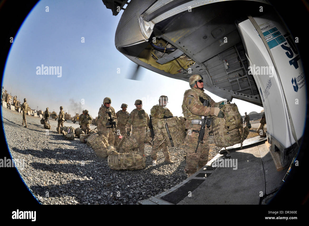 Guam Esercito Nazionale Guardia, prepararsi a bordo di un CH-47 Chinook da Camp Phoenix, Kabul, Afghanistan Foto Stock