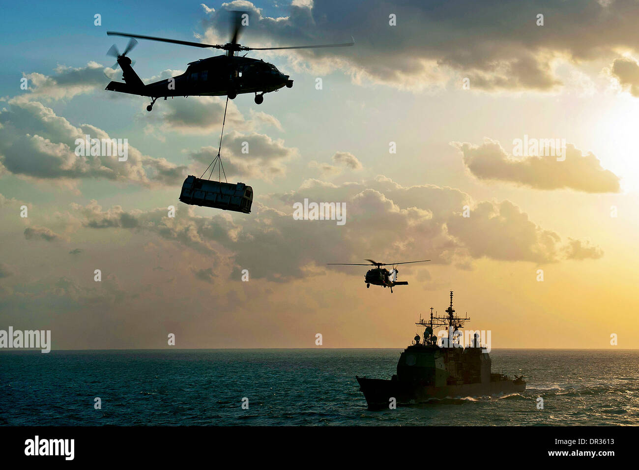 Sea Hawk elicottero trasporta fornisce oltre la visita-missili cruiser USS Gettysburg Foto Stock