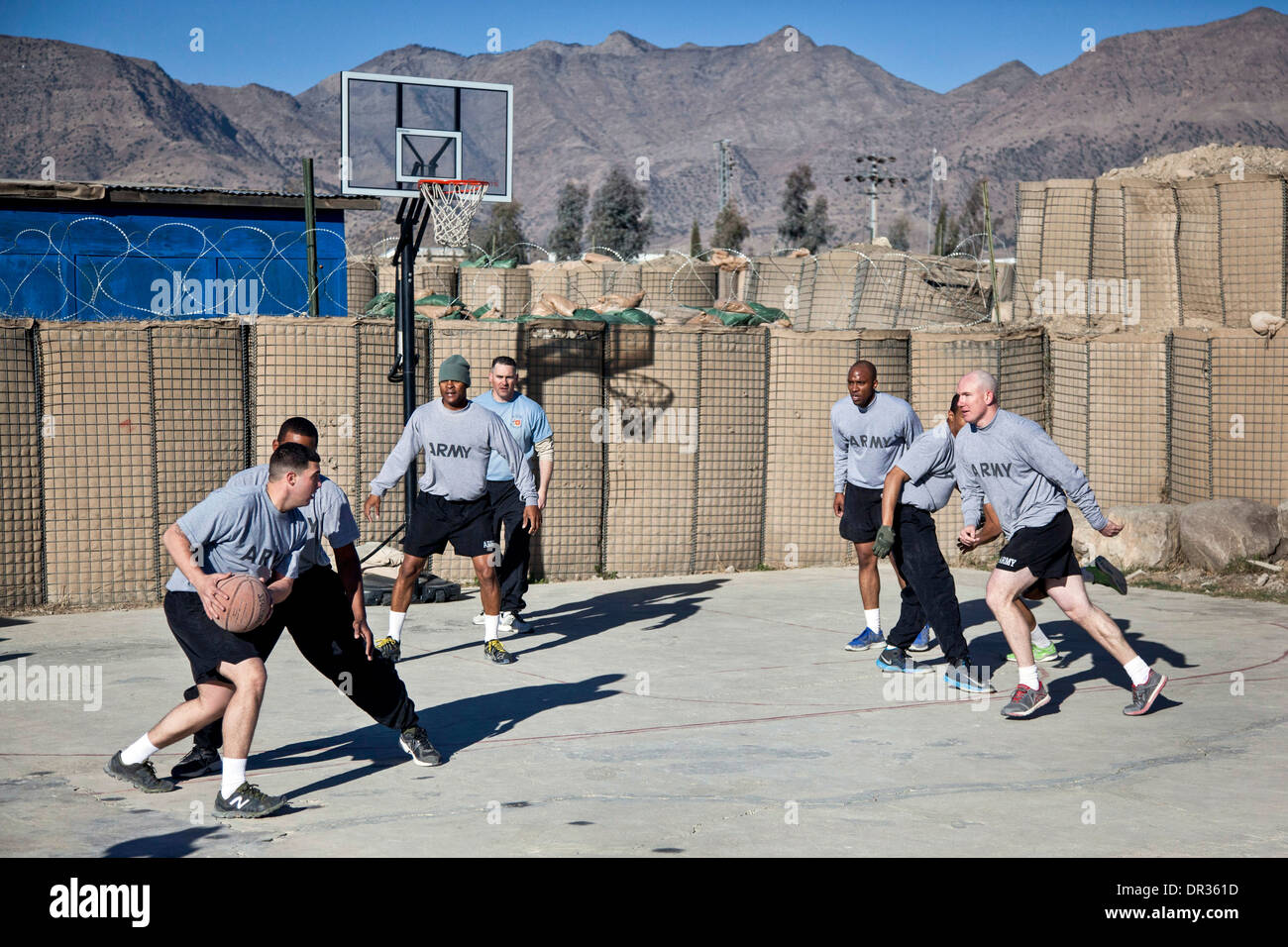 I soldati degli Stati Uniti giocare a basket il giorno di Natale in avanti una base operativa Clark, Afghanistan Foto Stock