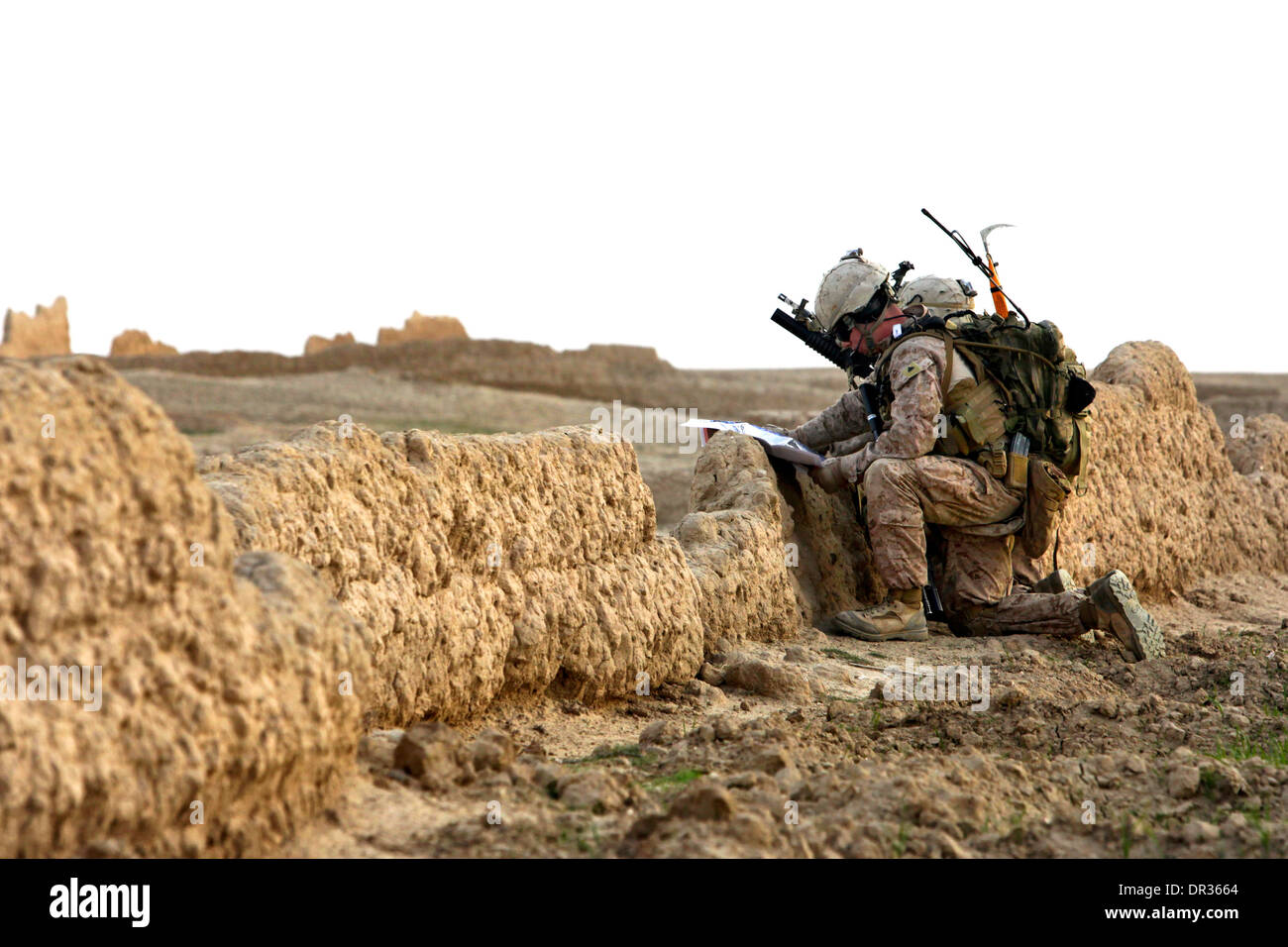 Stati Uniti Marine rifleman controlla una mappa durante un funzionamento in qul'ah Zer, provincia di Helmand, Afghanistan Foto Stock