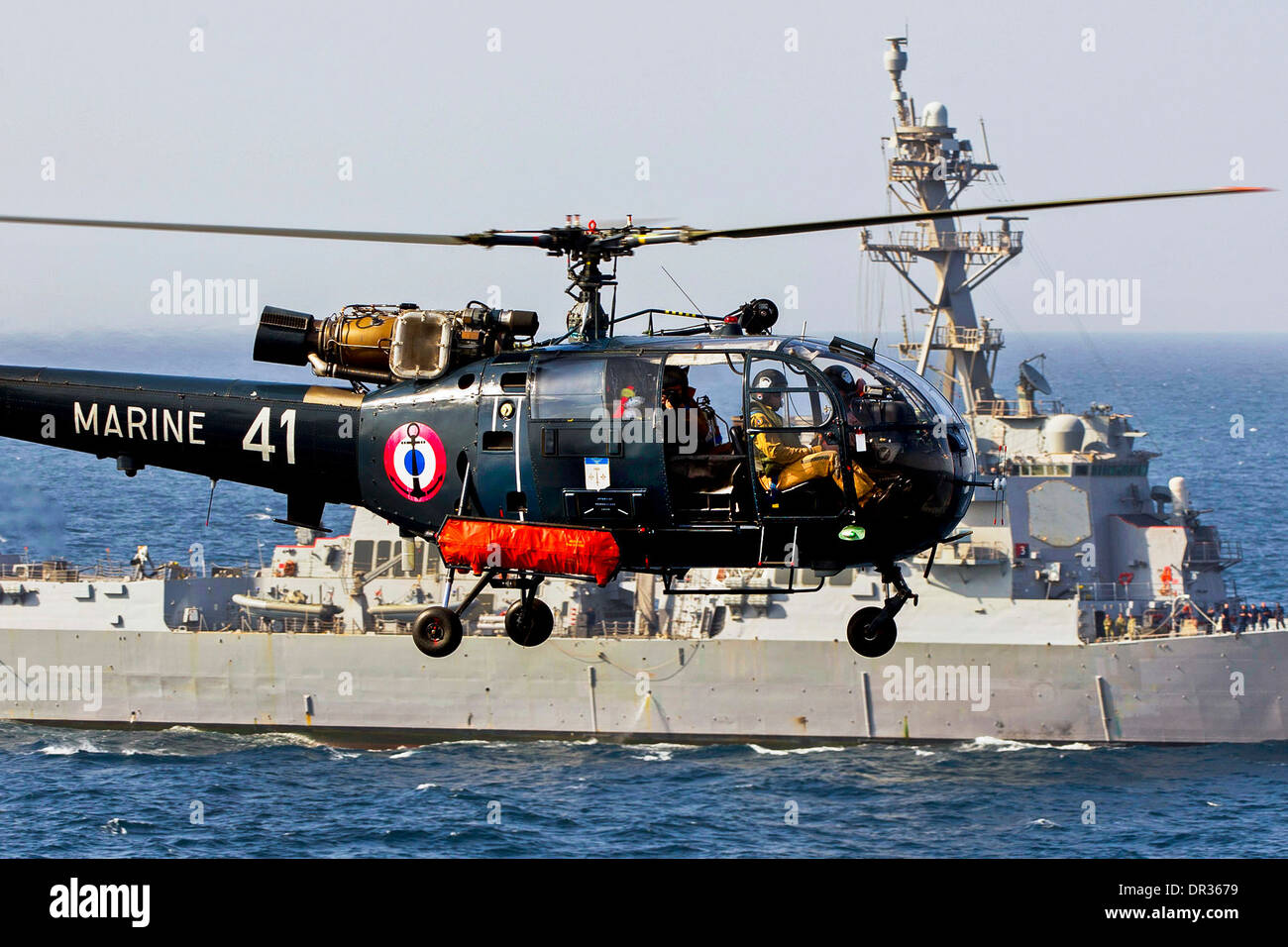 Alouette III elicottero vola vicino al guidato-missile destroyer USS Bulkeley Foto Stock