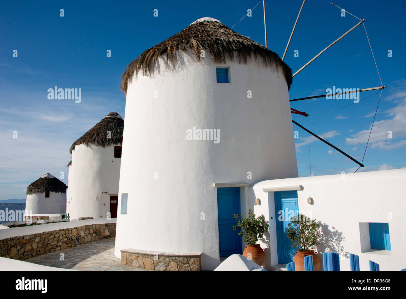 Grecia CICLADI, gruppo di isole, Mykonos, Hora. Storico del XVI secolo in stile cicladico mulini a vento. Foto Stock