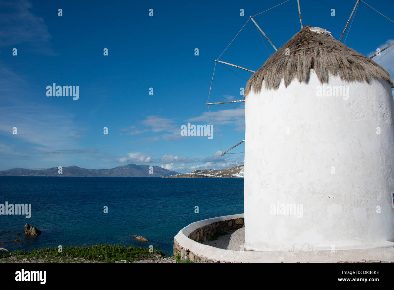 Grecia CICLADI, gruppo di isole, Mykonos, Hora. Storico del XVI secolo in stile cicladico mulino a vento. Foto Stock