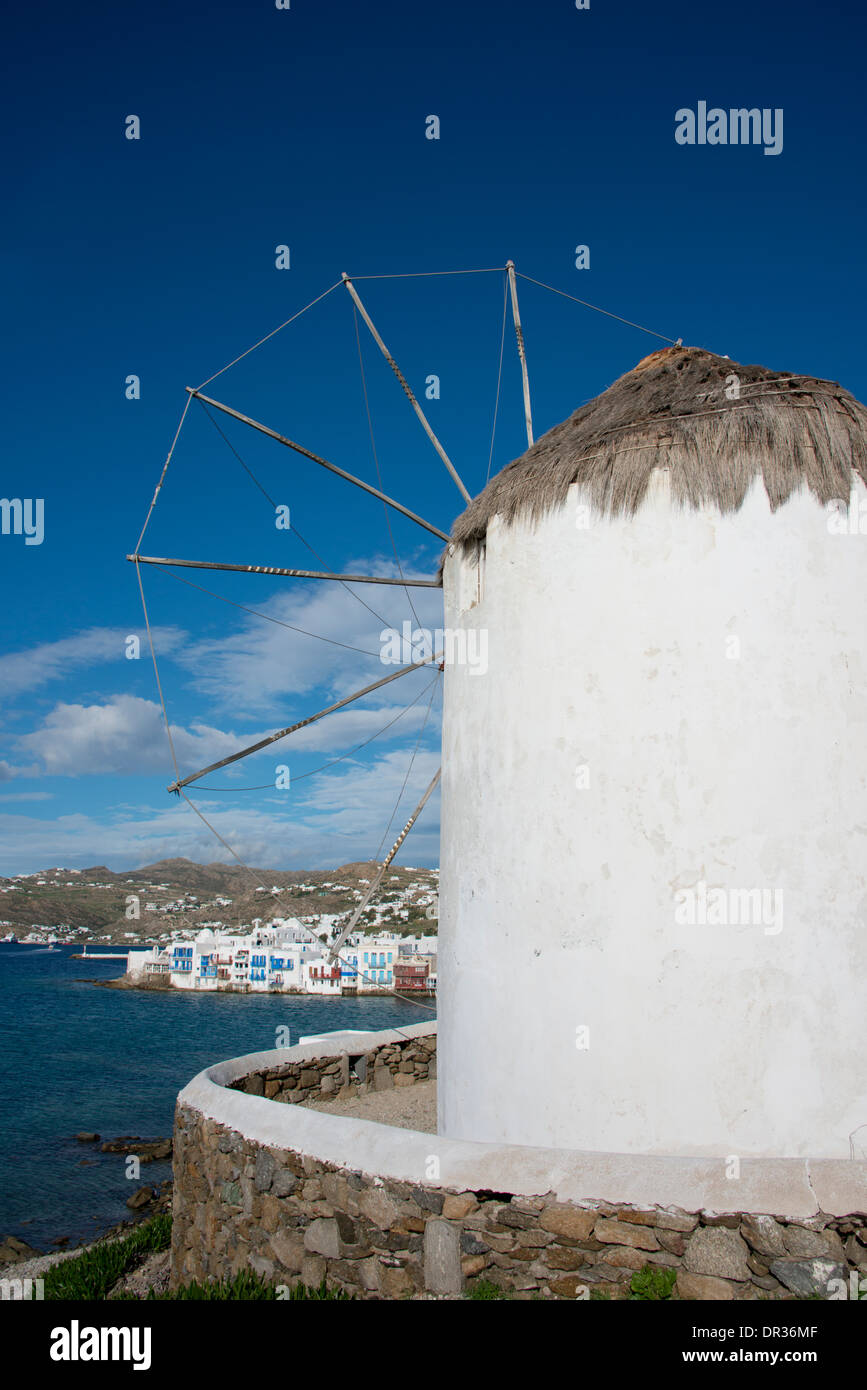 Grecia CICLADI, gruppo di isole, Mykonos, Hora. Storico del XVI secolo in stile cicladico mulino a vento. Vista della "Piccola Venezia". Foto Stock