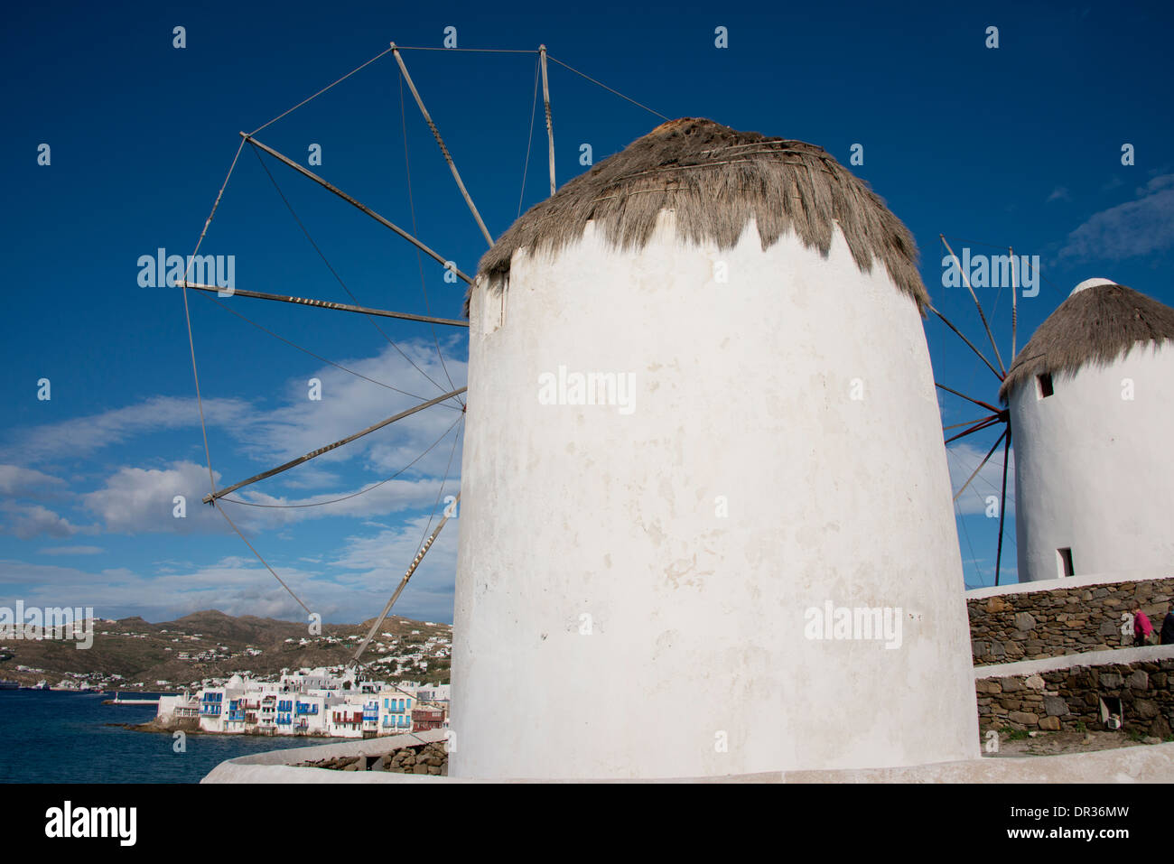 Grecia CICLADI, gruppo di isole, Mykonos, Hora. Storico del XVI secolo in stile cicladico mulino a vento. Vista della "Piccola Venezia". Foto Stock