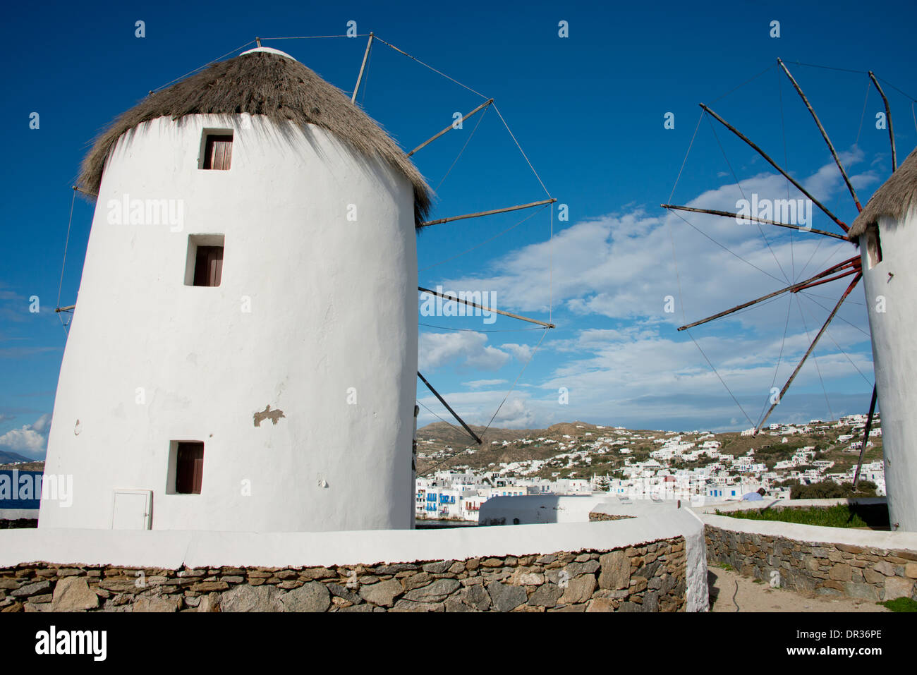 Grecia CICLADI, gruppo di isole, Mykonos, Hora. Storico del XVI secolo in stile cicladico mulino a vento. Foto Stock