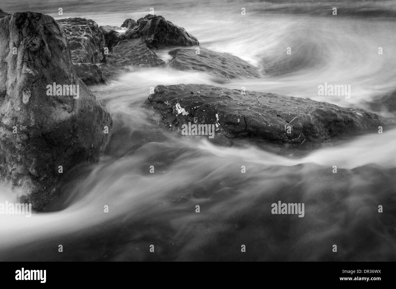 Le onde del mare gli schizzi su roccia, Hayling Island, spiaggia Bandiera Blu, Hampshire, Inghilterra, Sud REGNO UNITO Foto Stock