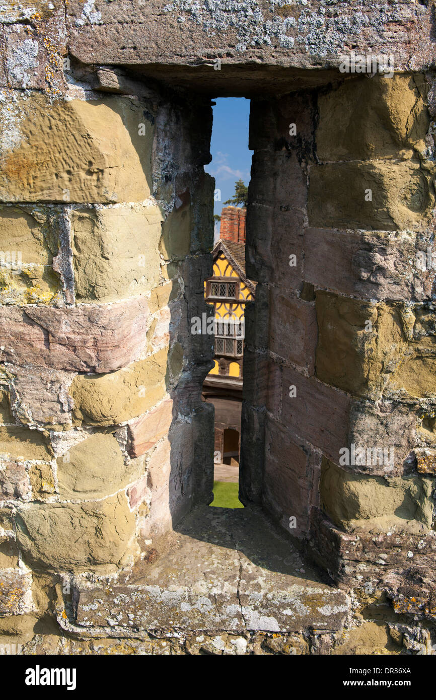 Freccia del castello anello attraverso la strega è possibile vedere Stokesay cancello di castello casa in Shropshire, Inghilterra. La pietra, Foto Stock