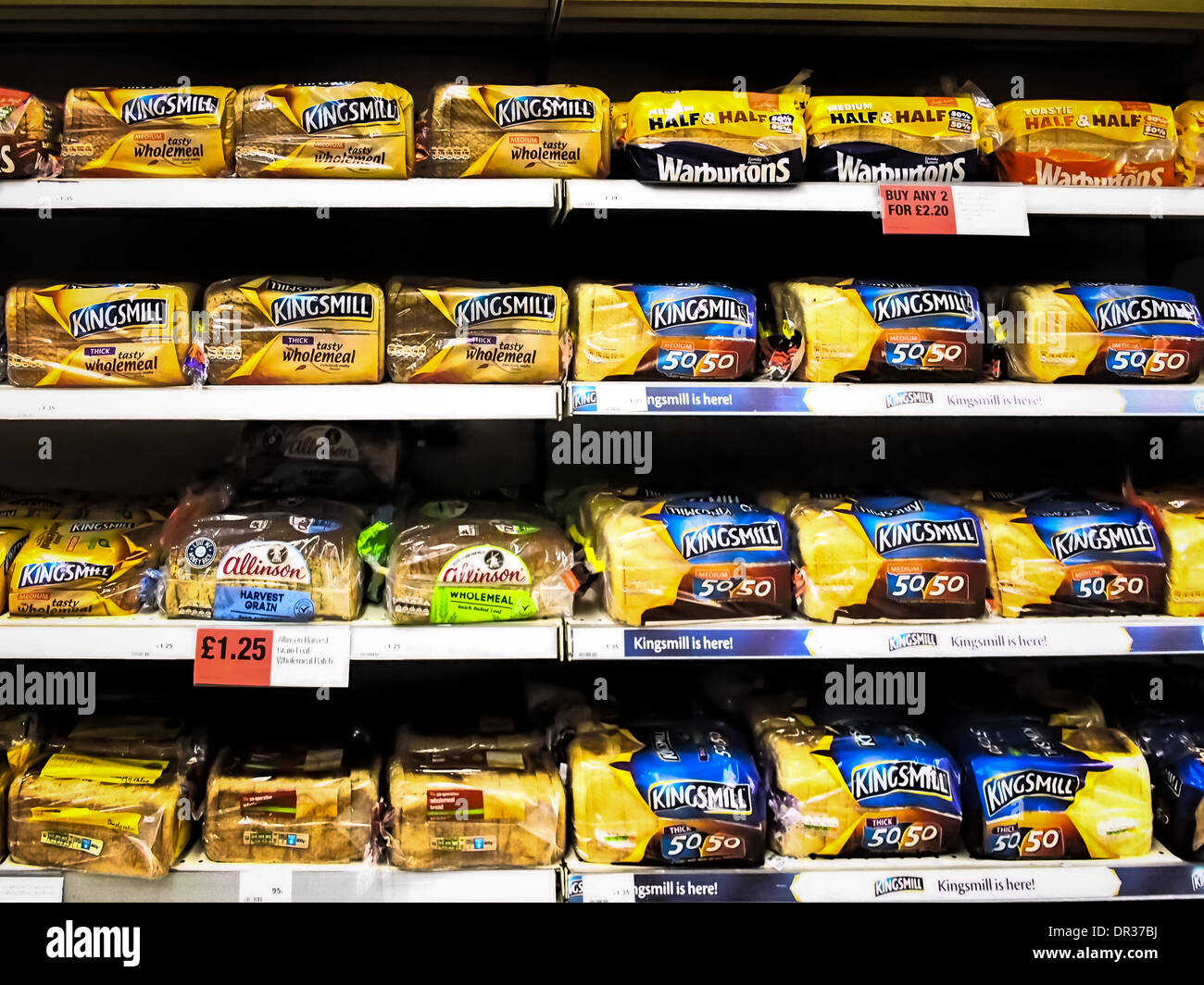 Il pane su scaffali del supermercato Foto Stock