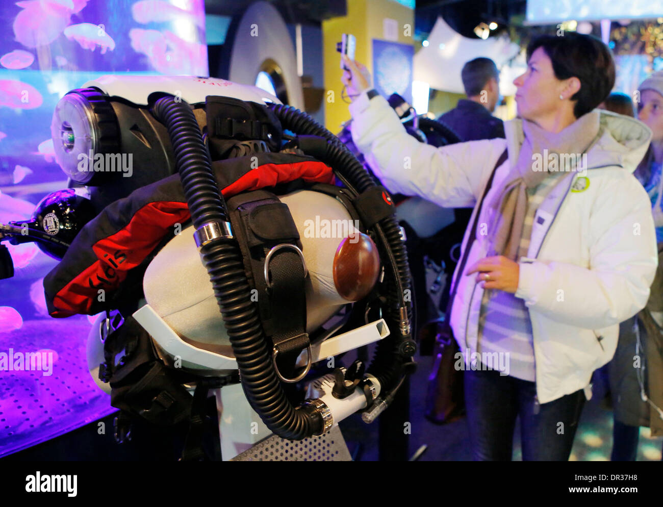 Vancouver, Canada. 18 gennaio, 2014. Un visitatore photographes uno stand la visualizzazione delle più recenti attrezzature di immersione durante i subacquei' evento di fine settimana a Vancouver in Canada, Gennaio 18, 2014. Il Vancouver Aquarium ha ospitato il suo quindicesimo Divers' Weekend, un evento annuale per la presentazione di varie attrezzature subacquee e fornendo i seminari per i visitatori a conoscere le immersioni. © Liang Sen/Xinhua/Alamy Live News Foto Stock Vancouver, Canada. 18 gennaio, 2014. Un visitatore photographes uno stand la visualizzazione delle più recenti attrezzature di immersione durante i subacquei' evento di fine settimana a Vancouver in Canada, Gennaio 18, 2014. Il Vancouver Aquarium ha ospitato il suo quindicesimo Divers' Weekend, un evento annuale per la presentazione di varie attrezzature subacquee e fornendo i seminari per i visitatori a conoscere le immersioni. © Liang Sen/Xinhua/Alamy Live News Foto Stock
