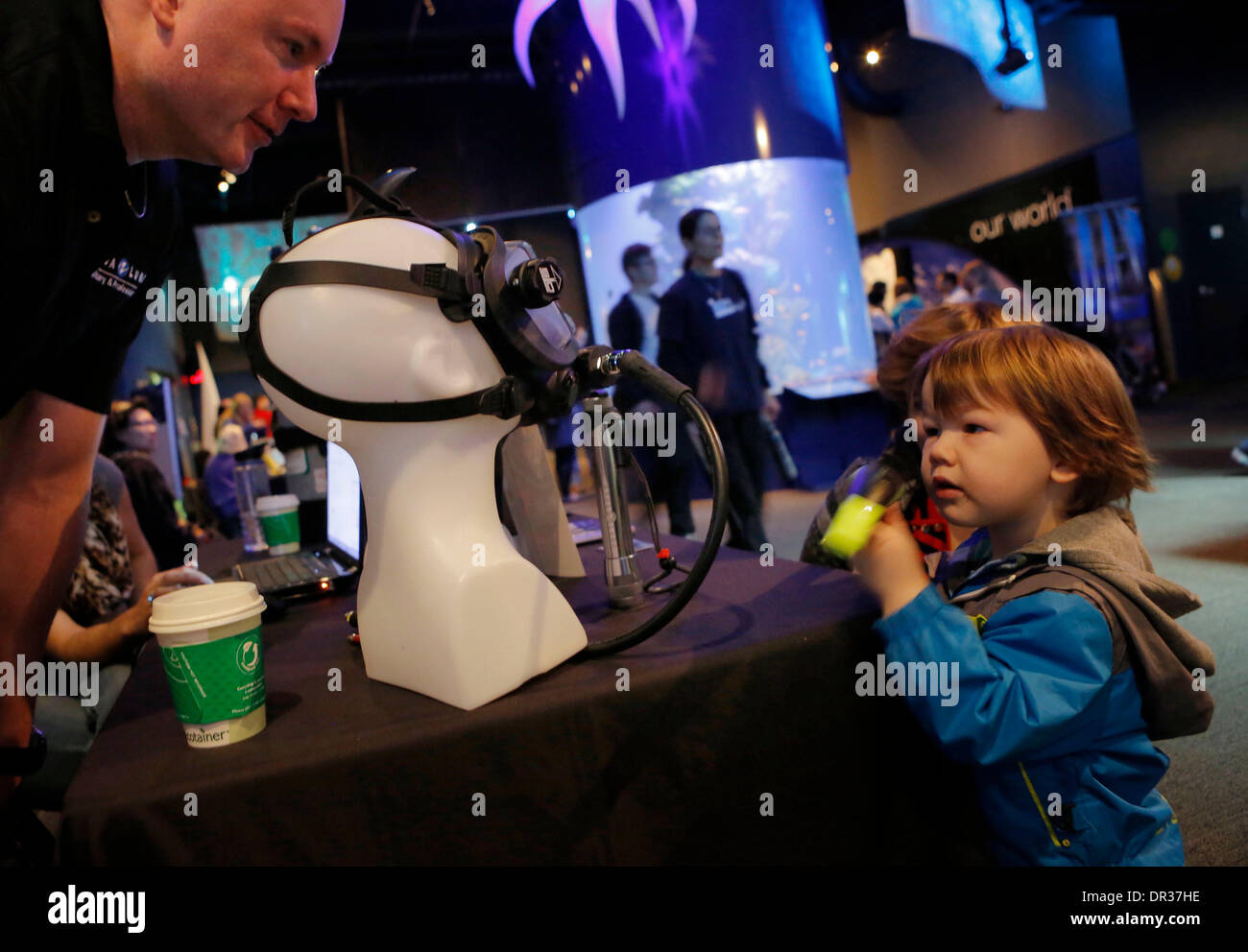 Vancouver, Canada. 18 gennaio, 2014. Un bambino guarda una maschera subacquea durante i subacquei' evento di fine settimana a Vancouver in Canada, Gennaio 18, 2014. Il Vancouver Aquarium ha ospitato il suo quindicesimo Divers' Weekend, un evento annuale per la presentazione di varie attrezzature subacquee e fornendo i seminari per i visitatori a conoscere le immersioni. © Liang Sen/Xinhua/Alamy Live News Foto Stock Vancouver, Canada. 18 gennaio, 2014. Un bambino guarda una maschera subacquea durante i subacquei' evento di fine settimana a Vancouver in Canada, Gennaio 18, 2014. Il Vancouver Aquarium ha ospitato il suo quindicesimo Divers' Weekend, un evento annuale per la presentazione di varie attrezzature subacquee e fornendo i seminari per i visitatori a conoscere le immersioni. © Liang Sen/Xinhua/Alamy Live News Foto Stock