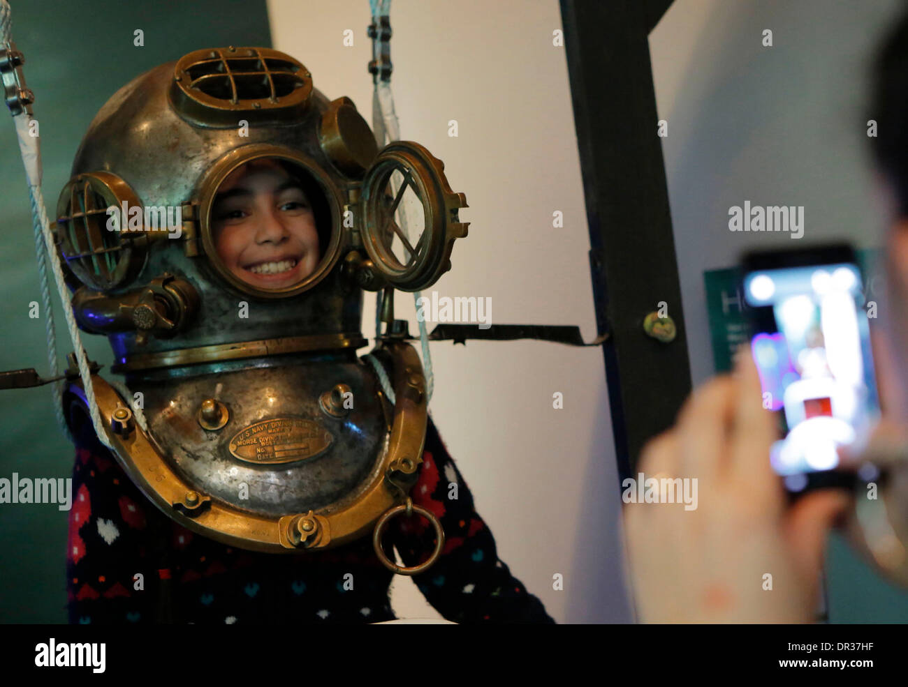 Vancouver, Canada. 18 gennaio, 2014. Una ragazza che indossa un casco di immersioni in posa per una foto durante la Divers' evento di fine settimana a Vancouver in Canada, Gennaio 18, 2014. Il Vancouver Aquarium ha ospitato il suo quindicesimo Divers' Weekend, un evento annuale per la presentazione di varie attrezzature subacquee e fornendo i seminari per i visitatori a conoscere le immersioni. © Liang Sen/Xinhua/Alamy Live News Foto Stock Vancouver, Canada. 18 gennaio, 2014. Una ragazza che indossa un casco di immersioni in posa per una foto durante la Divers' evento di fine settimana a Vancouver in Canada, Gennaio 18, 2014. Il Vancouver Aquarium ha ospitato il suo quindicesimo Divers' Weekend, un evento annuale per la presentazione di varie attrezzature subacquee e fornendo i seminari per i visitatori a conoscere le immersioni. © Liang Sen/Xinhua/Alamy Live News Foto Stock