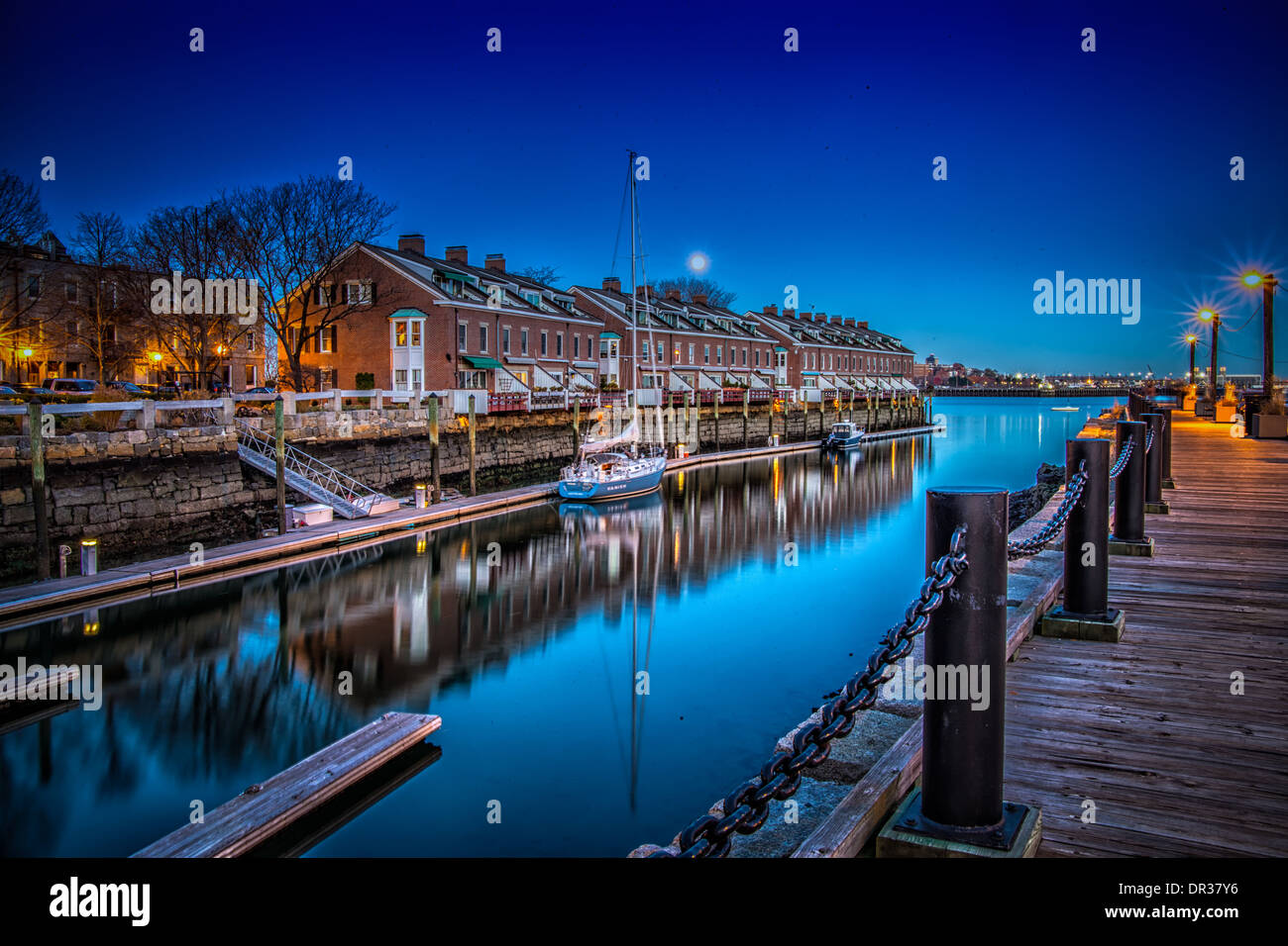 Notte o Giorno: prese a Boston Waterfront di notte, ti dà una strana sensazione di non sapere se si tratta di notte o di giorno. Foto Stock