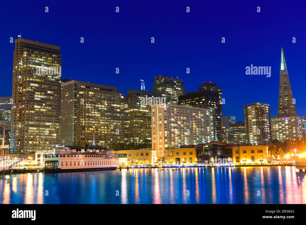San Francisco sunset skykine da Pier 7 in California USA Foto Stock