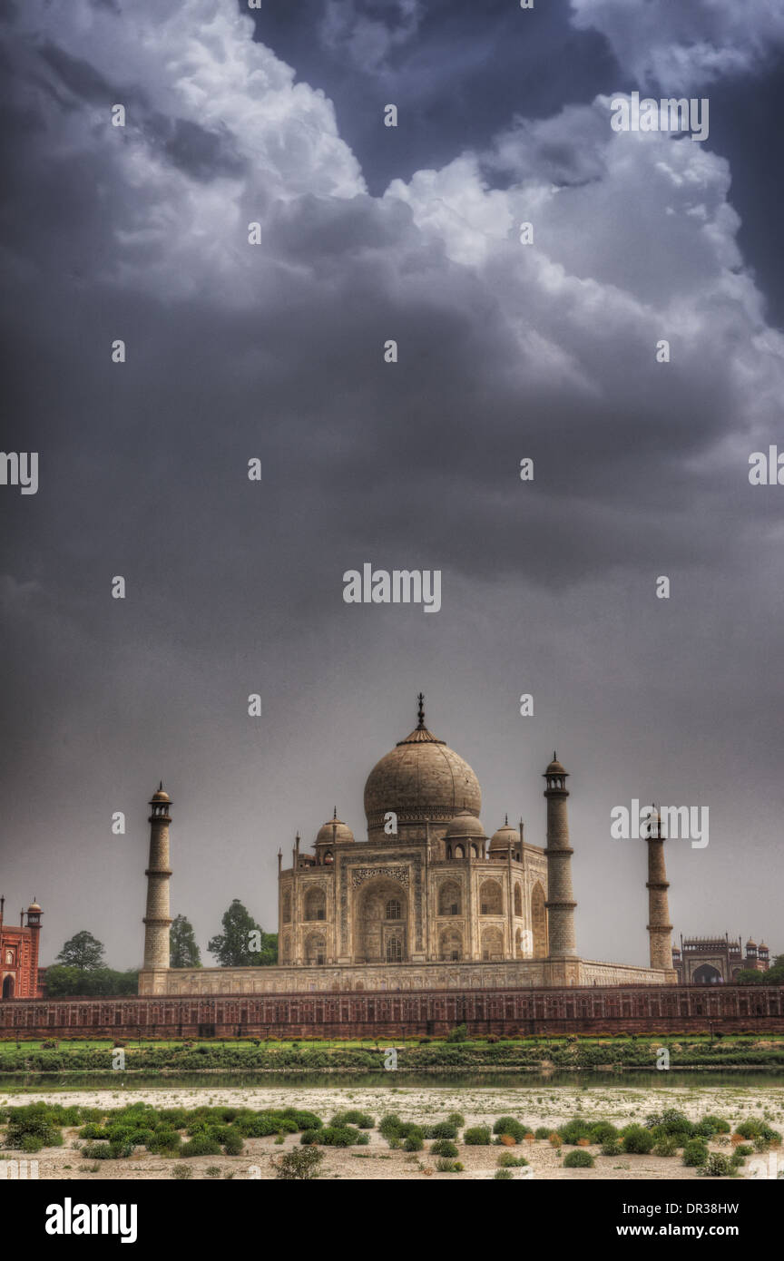 Cielo tempestoso oltre il Taj Mahal Foto Stock