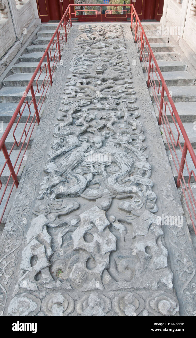 Pietra scolpita su scale di Dachengmen (gate del grande risultato) nel Tempio di Confucio al Guozijian St a Pechino in Cina Foto Stock