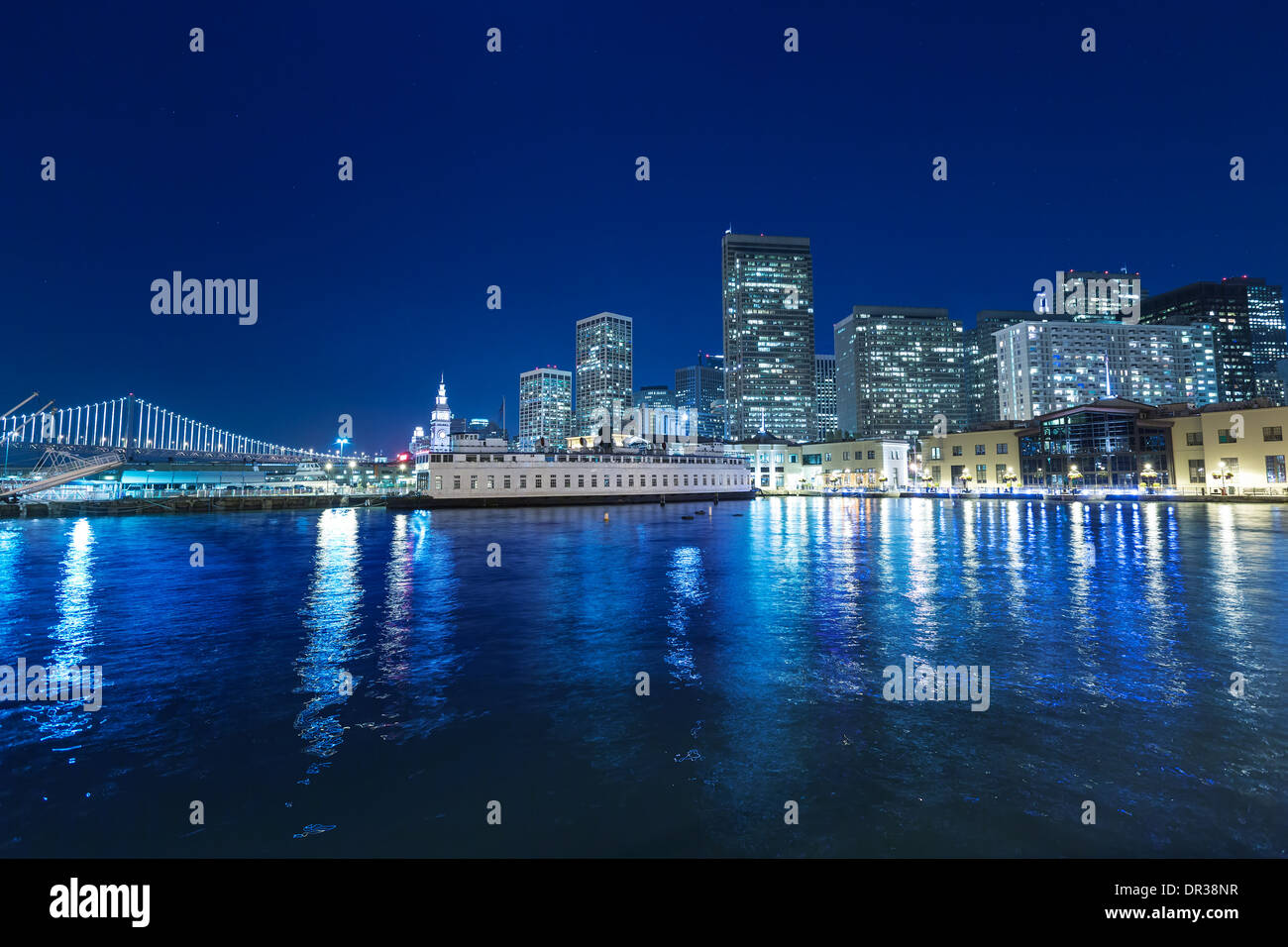 San Francisco sunset skykine da Pier 7 in California USA Foto Stock