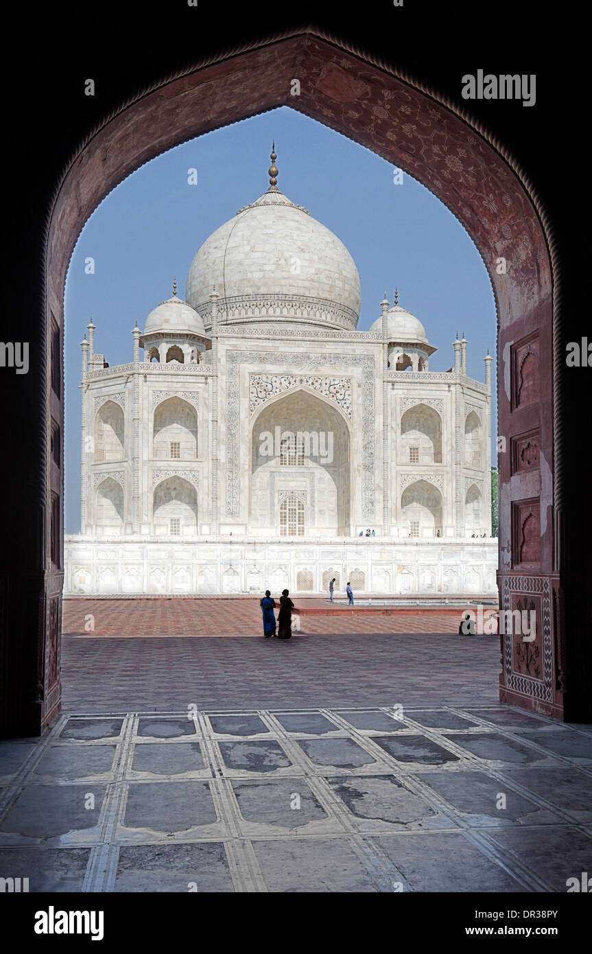 Guardando attraverso un arco al Taj Mahal Foto Stock