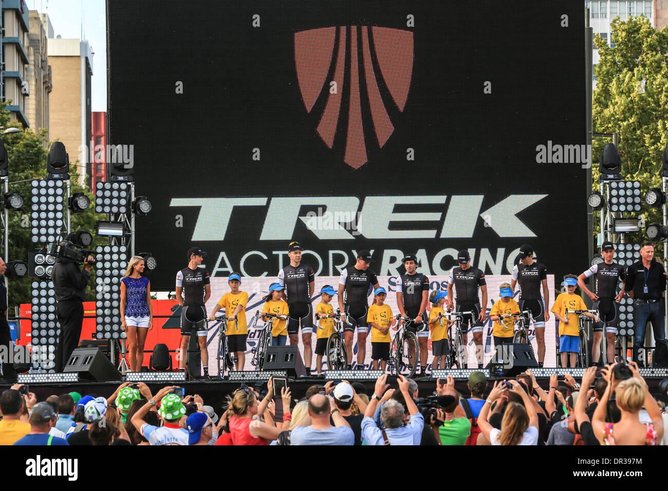 Adelaide, Australia. 18 gennaio 2014. TREK FACTORY RACING (LUX) presso il team presentazioni per il 2014 SANTOS Tour Down Under. Credito: Boris Karpinski/Alamy Live News Foto Stock