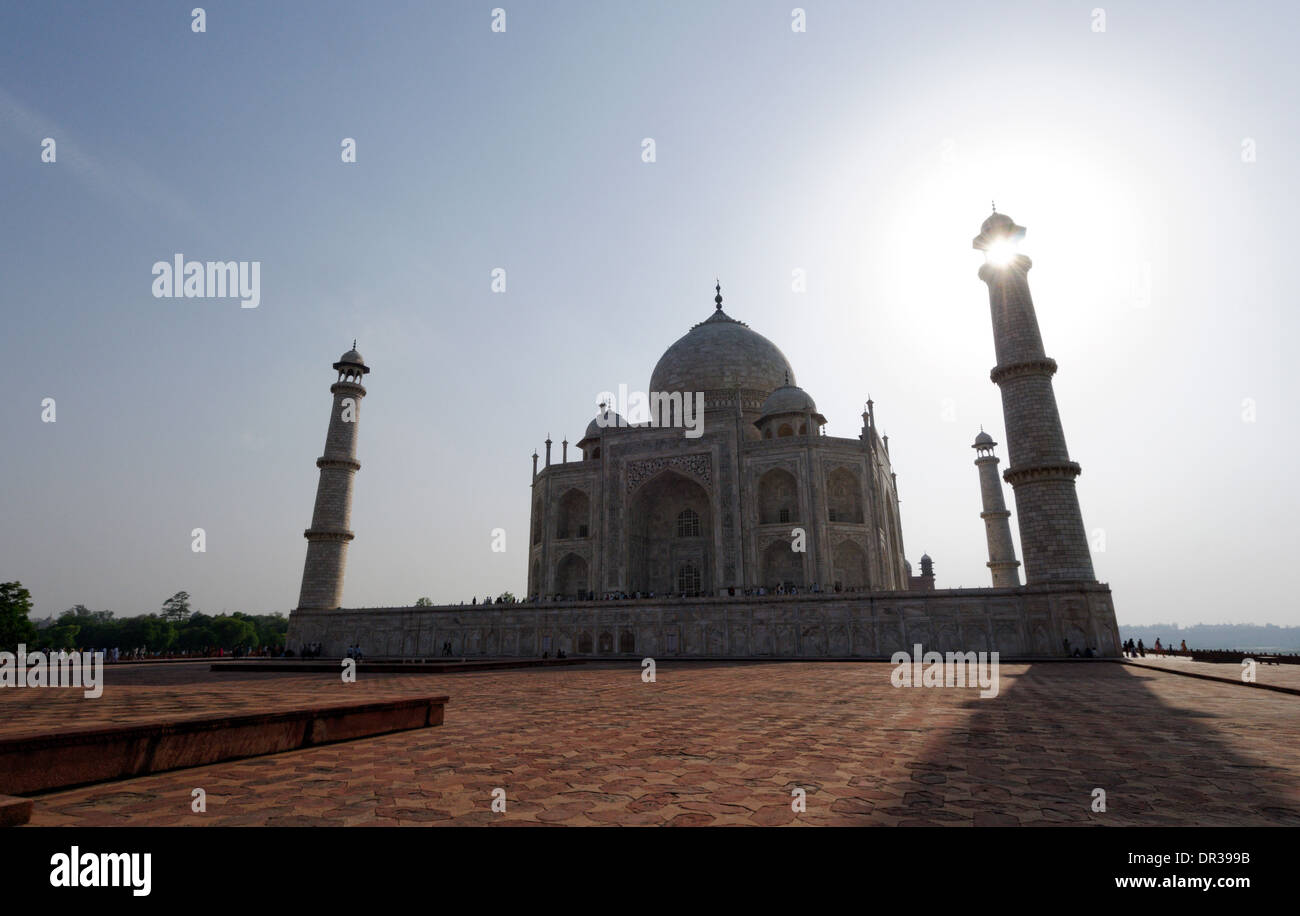Il tardo pomeriggio di sole che splende attraverso uno dei Taj Mahal di minareti Foto Stock