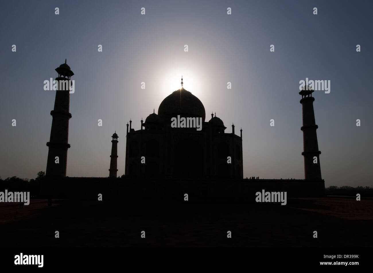 Il tardo pomeriggio di sole che splende sopra il Taj Mahal la cupola Foto Stock