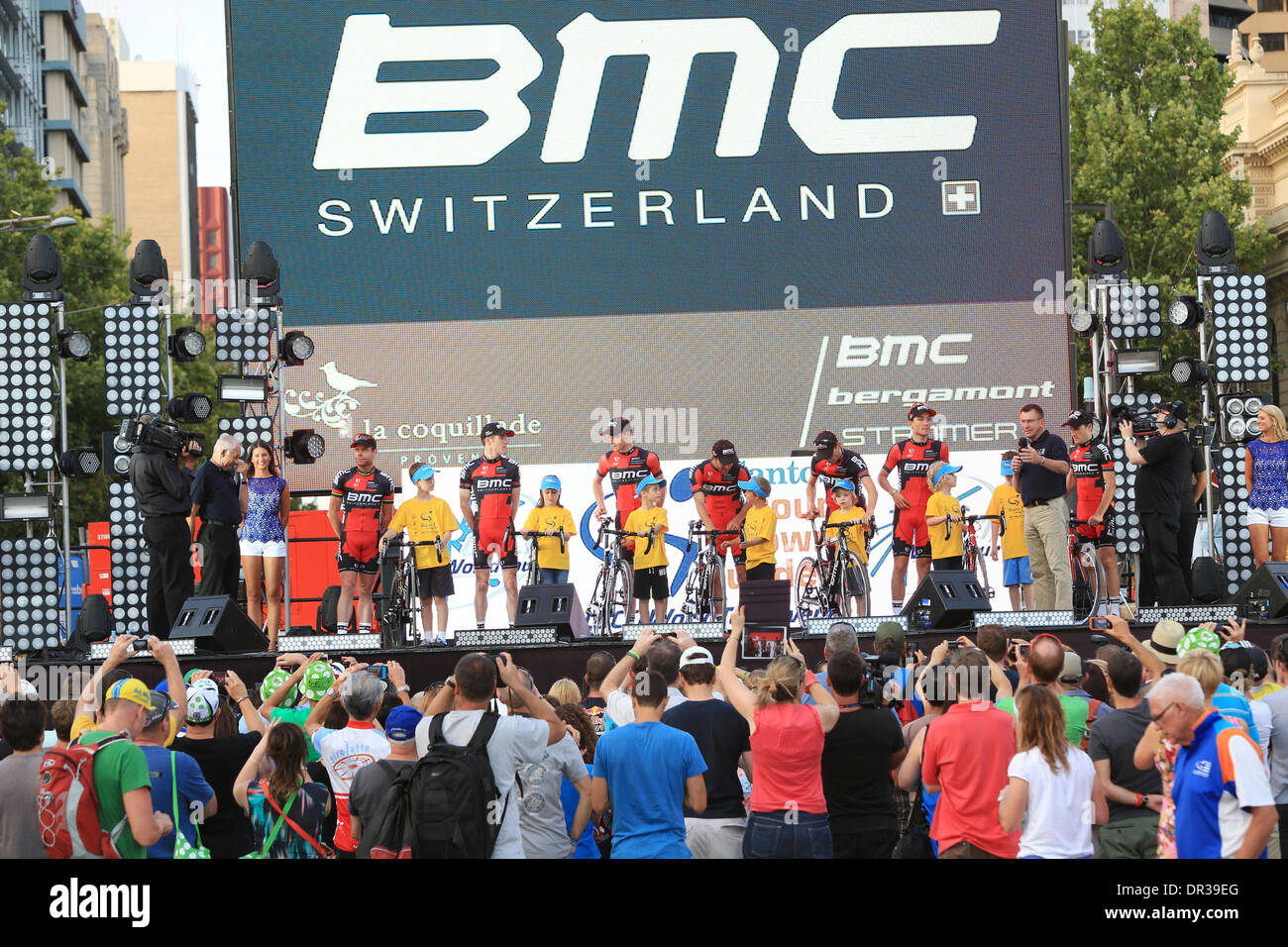Adelaide, Australia. 18 gennaio 2014. BMC Racing Team a Team presentazioni per il 2014 Santos Tour Down Under. Credito: Boris Karpinski/Alamy Live News Foto Stock