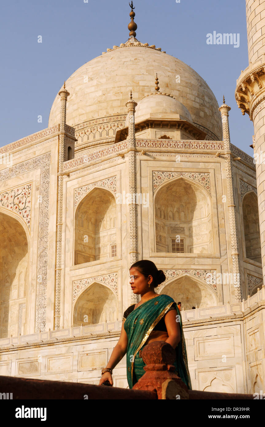 Donna indiana a piedi al Taj Mahal Foto Stock