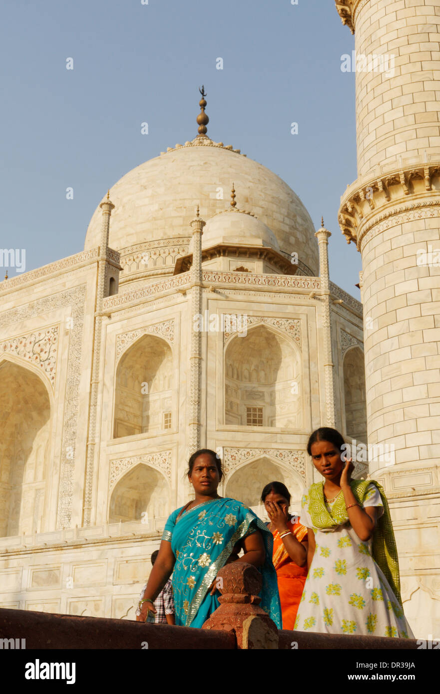 Le donne indiane a piedi al Taj Mahal Foto Stock